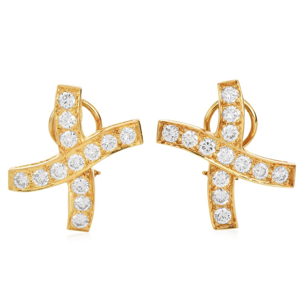 Eleva il tuo stile quotidiano con i nostri The Estate Jewelry Collection, un'aggiunta classica e sorprendente a qualsiasi collezione di gioielli.

Questi lussuosi orecchini sono caratterizzati da un sofisticato motivo incrociato che li rende un