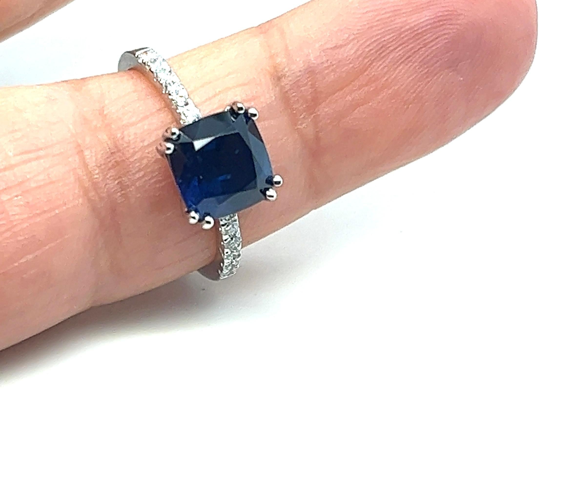 Contemporary Natural 3.39 carat Sapphire Diamond Gemstone Ring For Sale