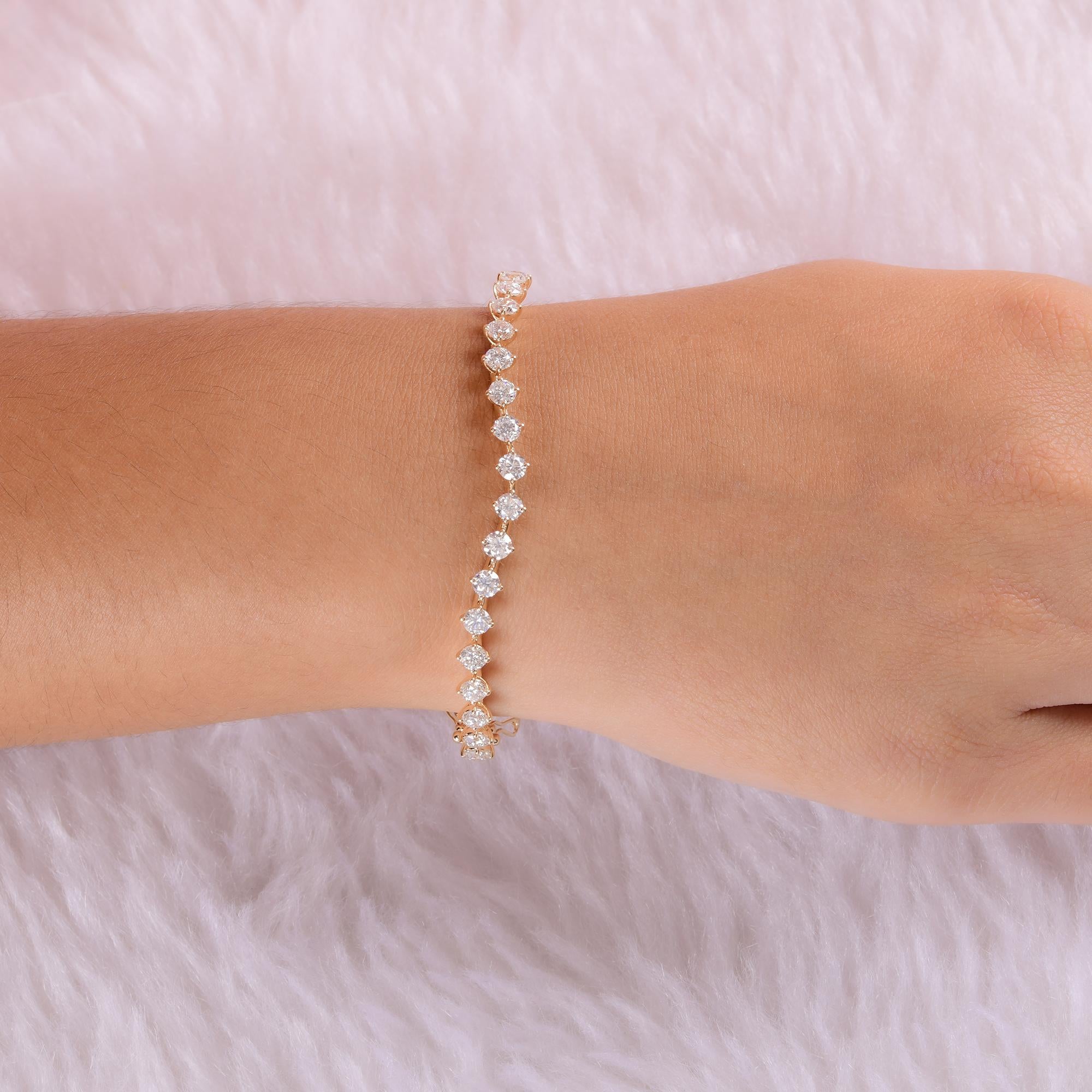 Dieses natürliche 3,4 Karat SI Reinheit HI Farbe Diamant 14 Karat Gelbgold Manschettenarmband
zeichnet sich durch die leichte V-Form oder die konturierte Form aus, die durch die Rautenlinie gebildet wird. Die Diamanten sind am unteren Rand des