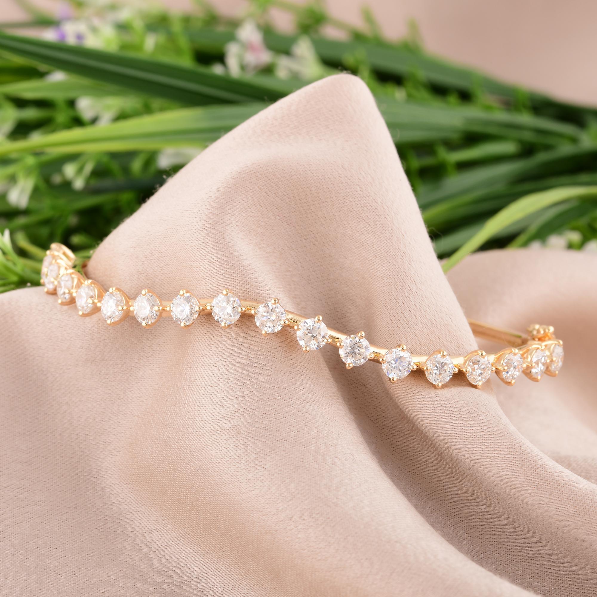 Natürlicher 3,4 Karat SI Reinheit HI Farbe Diamant 14 Karat Gelbgold Manschettenarmband im Zustand „Neu“ im Angebot in Diera, Dubai