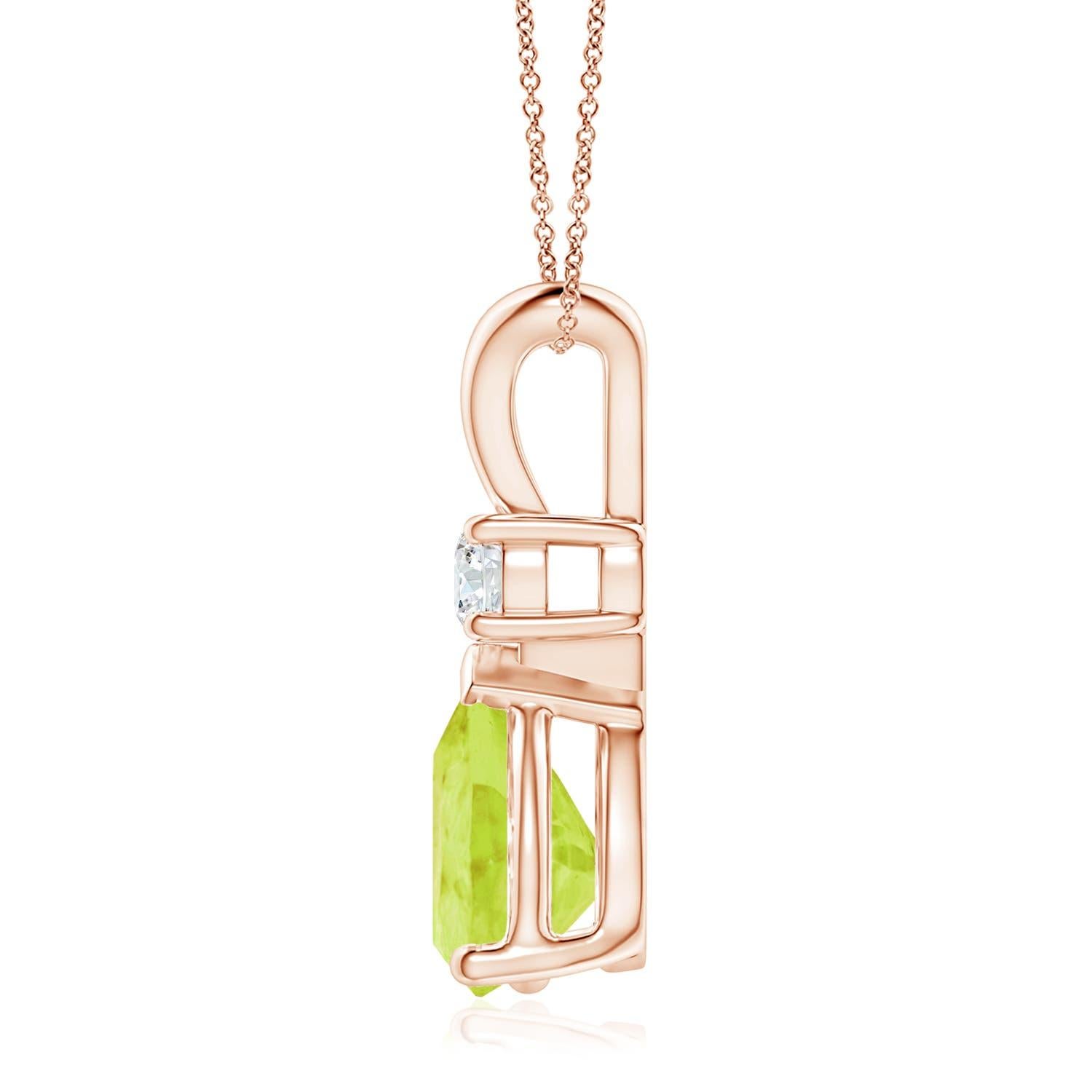 Dieser klassische Solitär-Anhänger zeigt einen birnenförmigen Peridot, der in einer Zackenfassung befestigt ist. Ein funkelnder runder Diamant sitzt auf dem erdgrünen Edelstein und verleiht dem Design einen besonderen Reiz. Dieser Peridot-Anhänger
