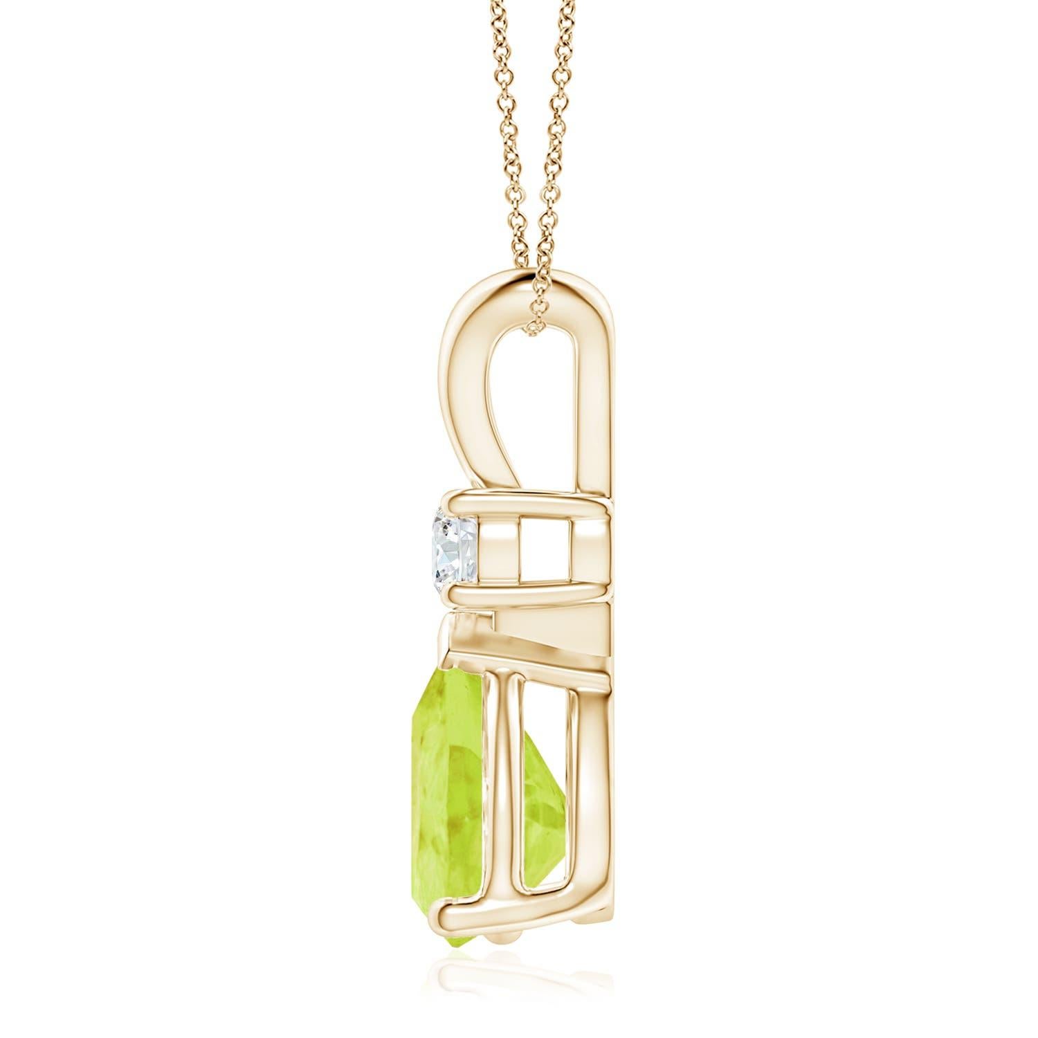 Ce pendentif solitaire classique est orné d'un péridot en forme de poire, serti dans une monture à griffes. Un diamant rond étincelant est posé sur la pierre précieuse vert terre, ce qui ajoute à l'attrait du modèle. Ce pendentif en péridot en or