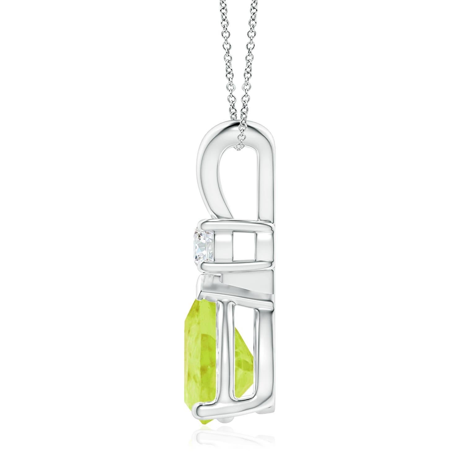 Questo classico ciondolo solitario presenta un peridoto a forma di pera, incastonato in una montatura a griffe. Un diamante rotondo scintillante si trova in cima alla gemma verde terra che aggiunge fascino al design. Questo ciondolo con peridoto in