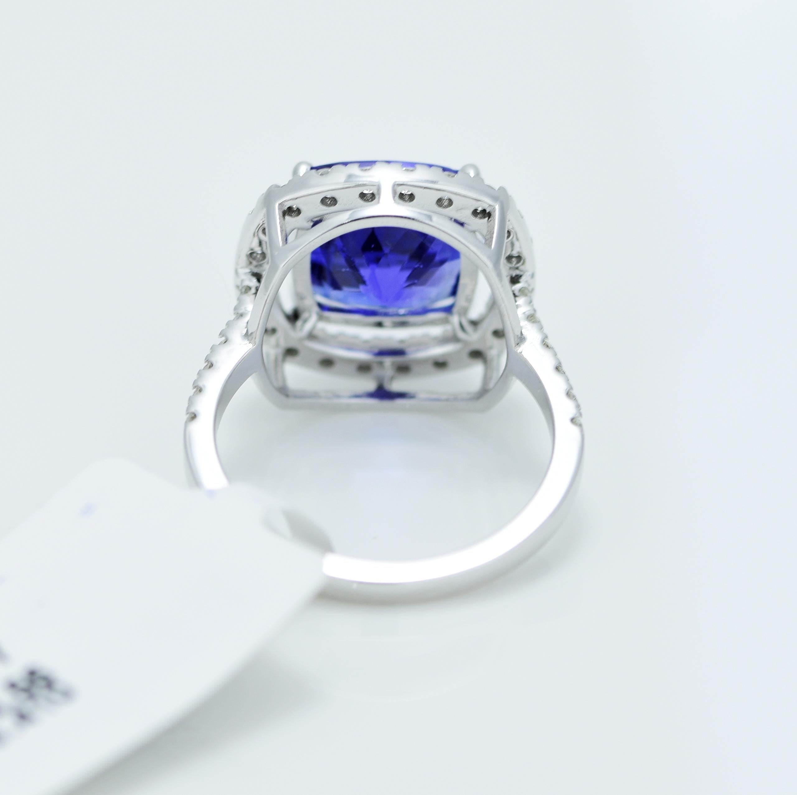 Natural 3.41 Carat Tanzanite and Diamond Ring In New Condition For Sale In Vadgam, IN