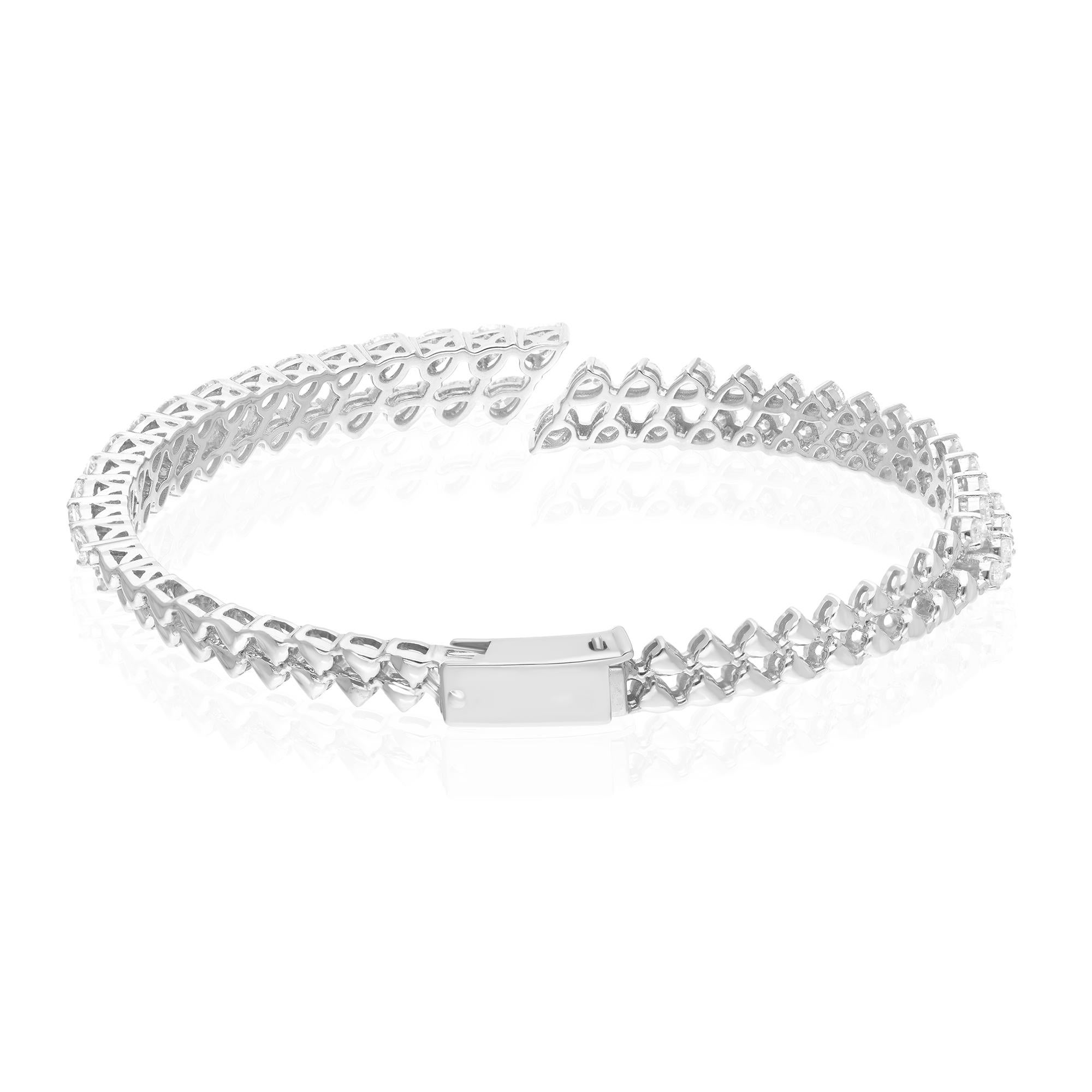 Fabriqué en or 18 carats, ce bracelet exquis est serti de 3,45 carats de diamants étincelants.

Suivez la vitrine de Spectrum Jewels pour découvrir la dernière collection et les pièces exclusives. Spectrum Jewels est fièrement classé parmi les