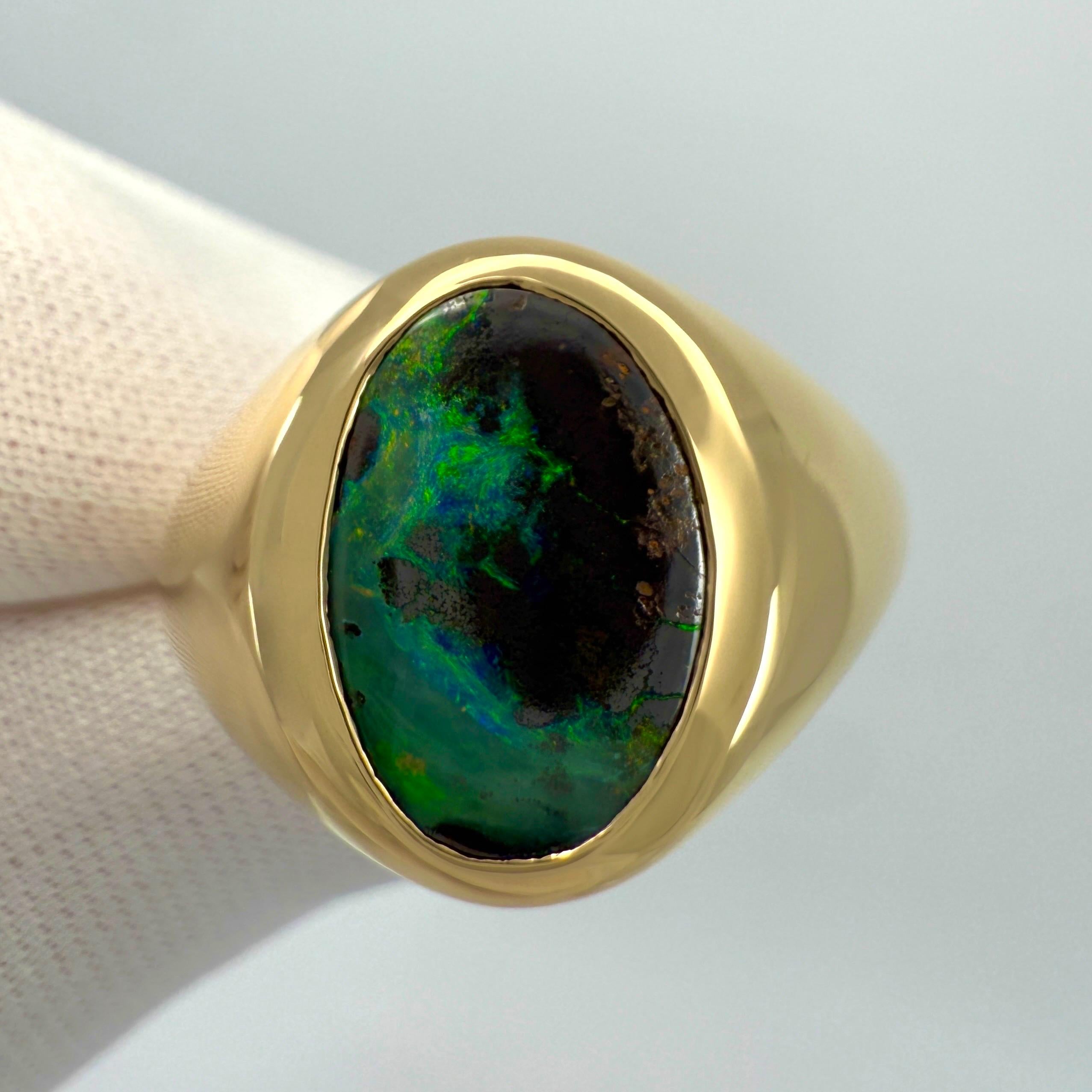 Opale nero australiano naturale Matrix in oro giallo 18 carati Anello con sigillo ovale.

Un bellissimo opale nero naturale da 3,45 carati con un brillante gioco di colori verde, blu e viola e un eccellente taglio ovale cabochon. Incastonato in un