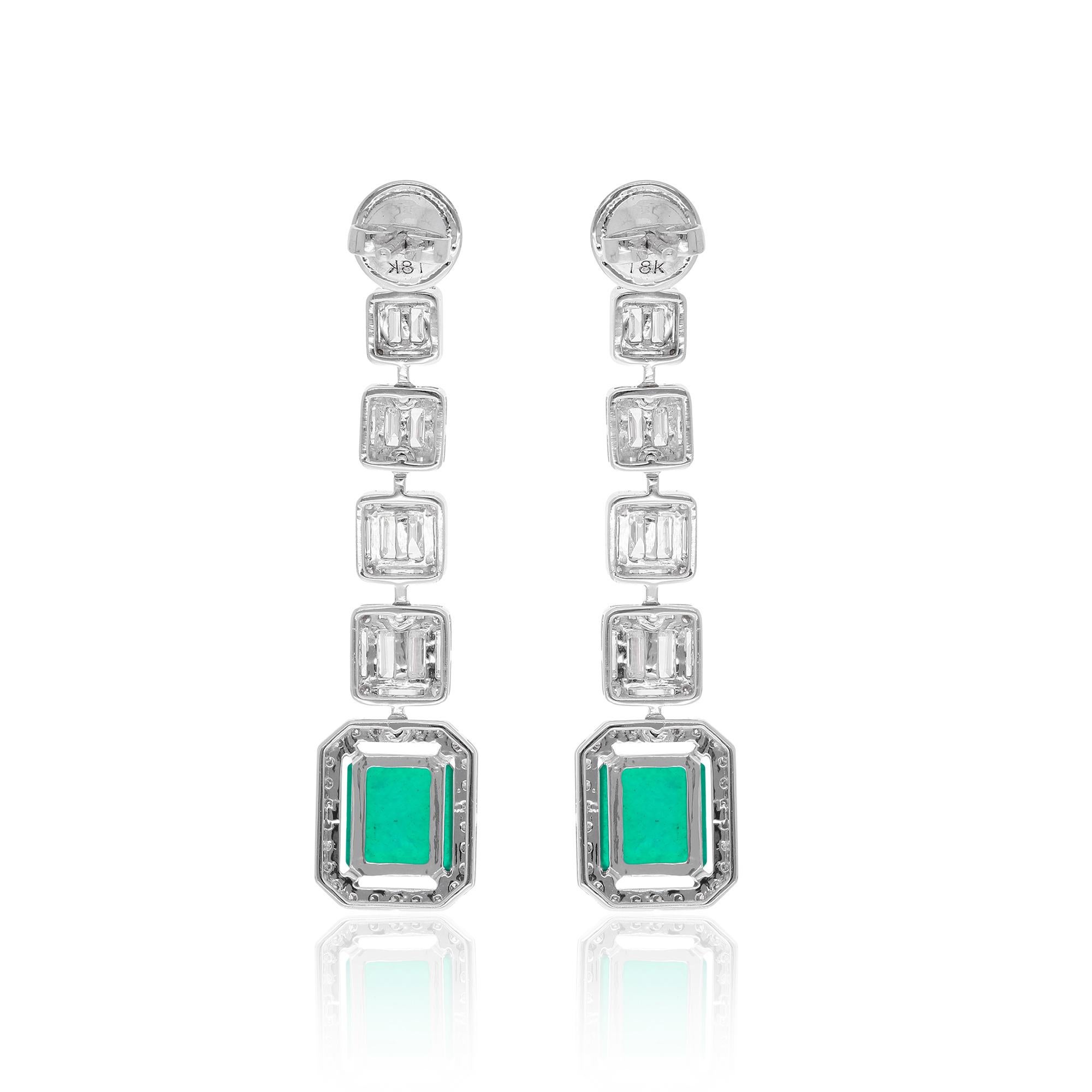 Orecchini pendenti con gemma verde naturale da 3,48 carati e 1,9 carati di diamante in oro bianco 18k In condizioni Nuovo in vendita a Diera, Dubai