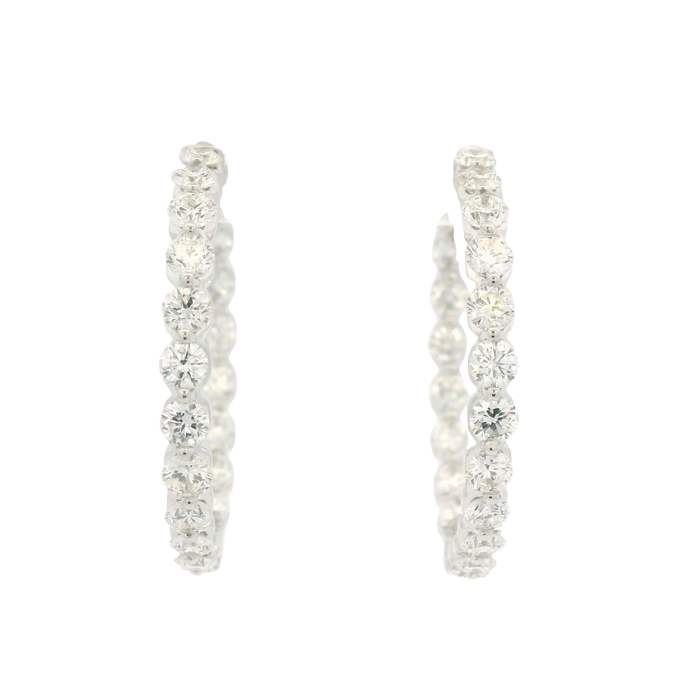 Orecchini a cerchio con diamante naturale da 3,5 carati in 18 carati In magazzino in vendita 2