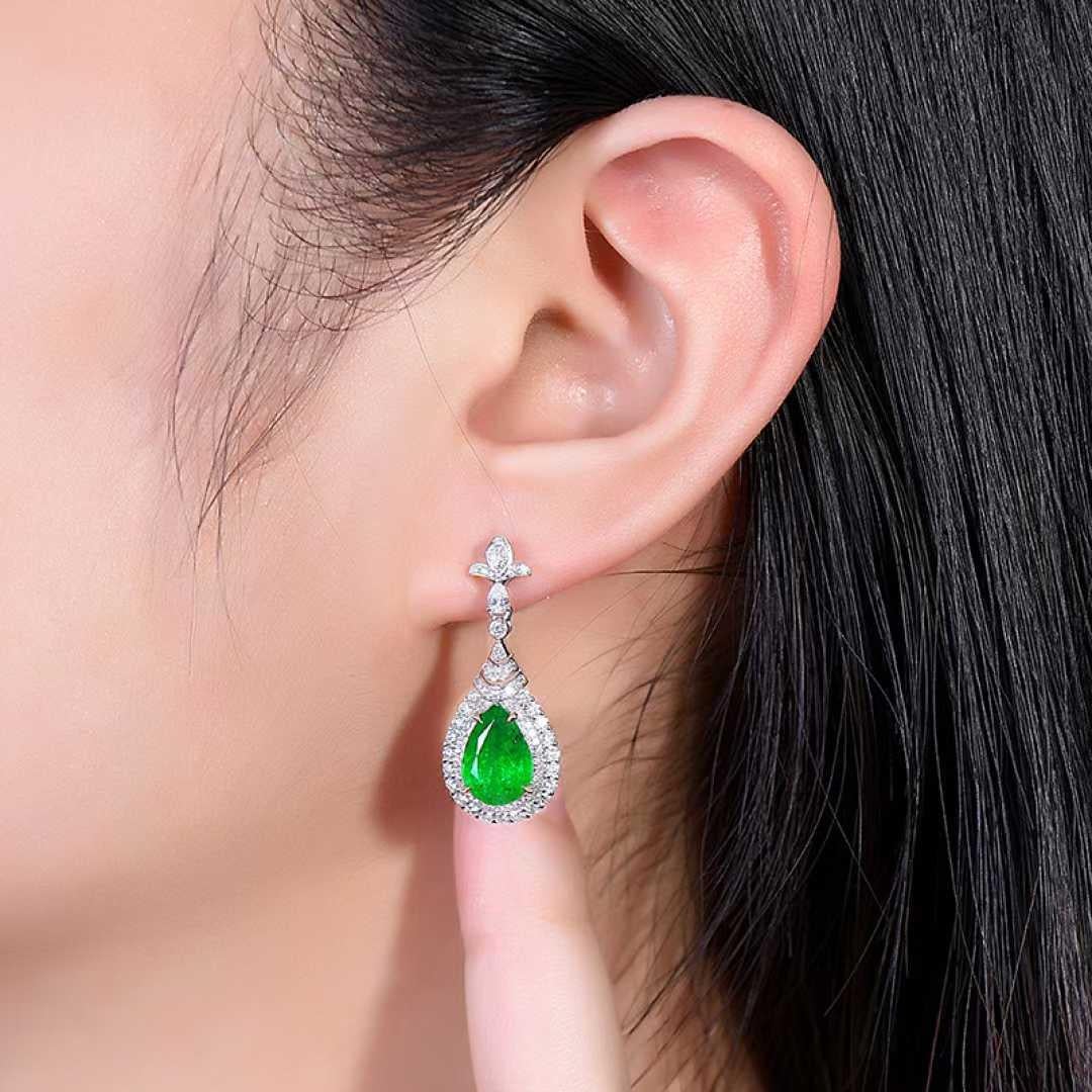Natural 3.50ct Emerald & 1.10ct Diamond Drop Earrings in 18K White Gold For Sale 1