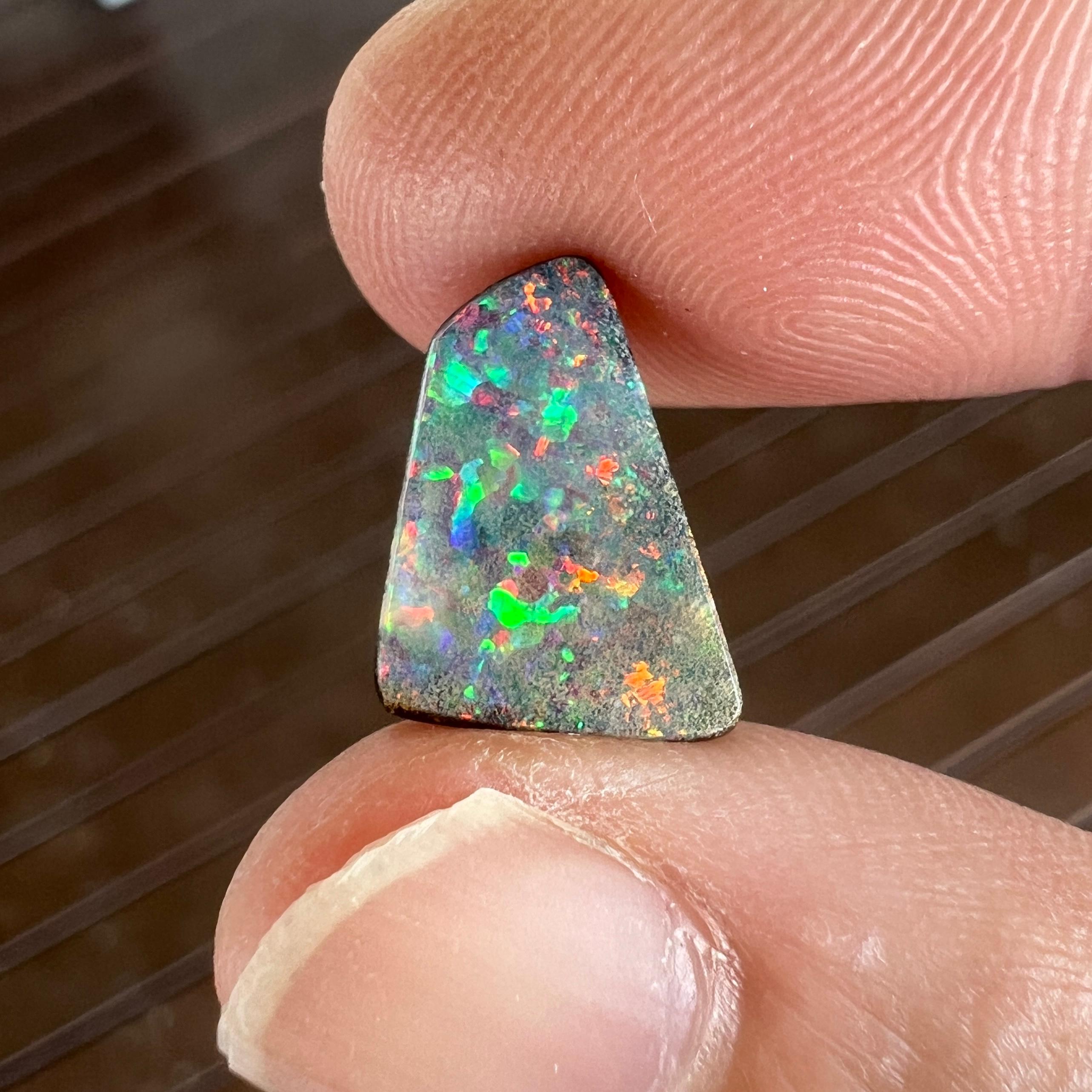 Cette ravissante opale de roche australienne de 3,53 carats a été extraite par Sue Cooper dans sa mine d'opales de Yaraka dans l'ouest du Queensland, en Australie, en 2022. Sue a traité elle-même l'opale brute et l'a découpée en une forme libre.