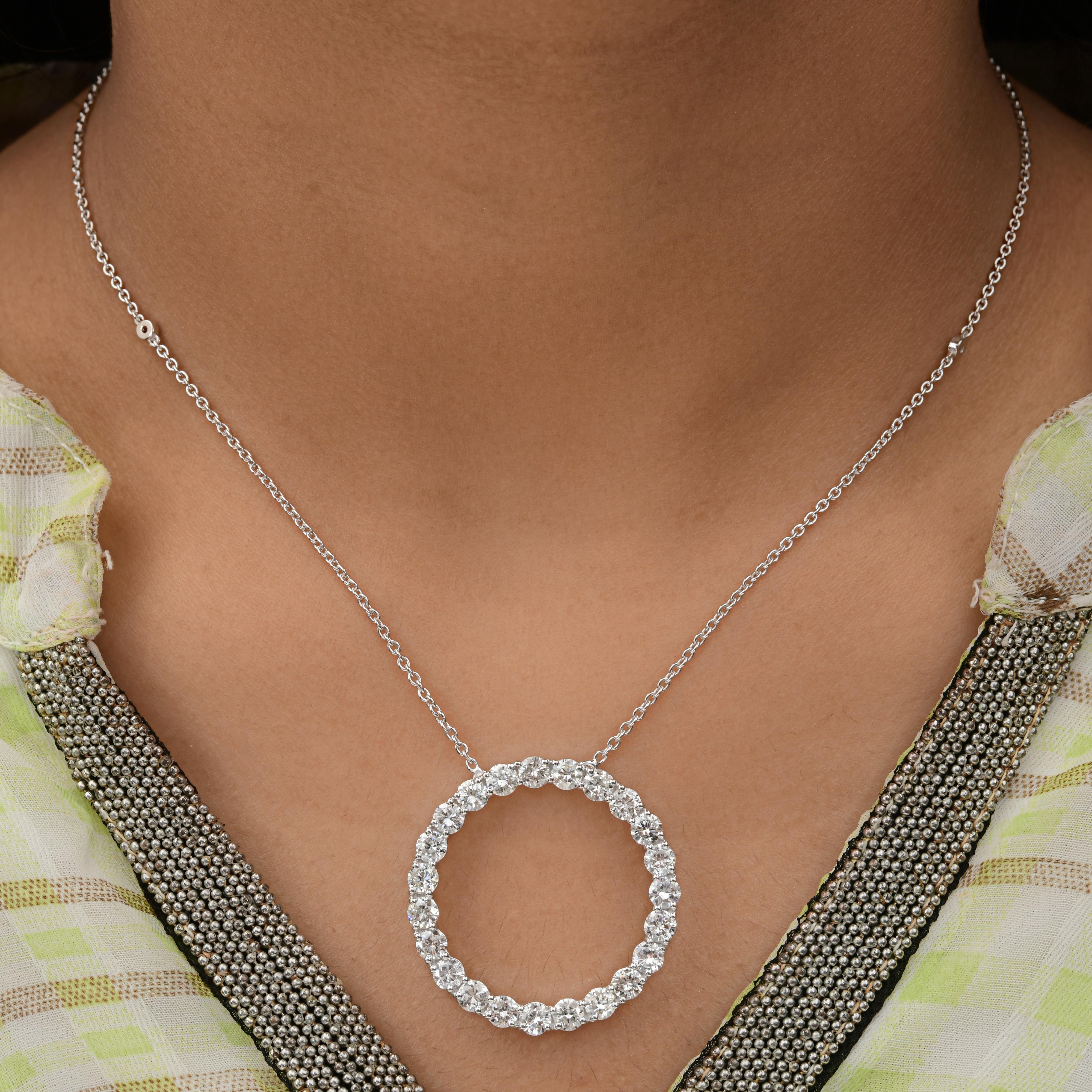 Collana a catena con ciondolo Circle of Life con diamanti naturali da 3,56 carati Oro bianco 14 carati Realizzato in oro bianco massiccio, il ciondolo a cerchio aperto è impreziosito da una fila continua di splendidi diamanti naturali a taglio