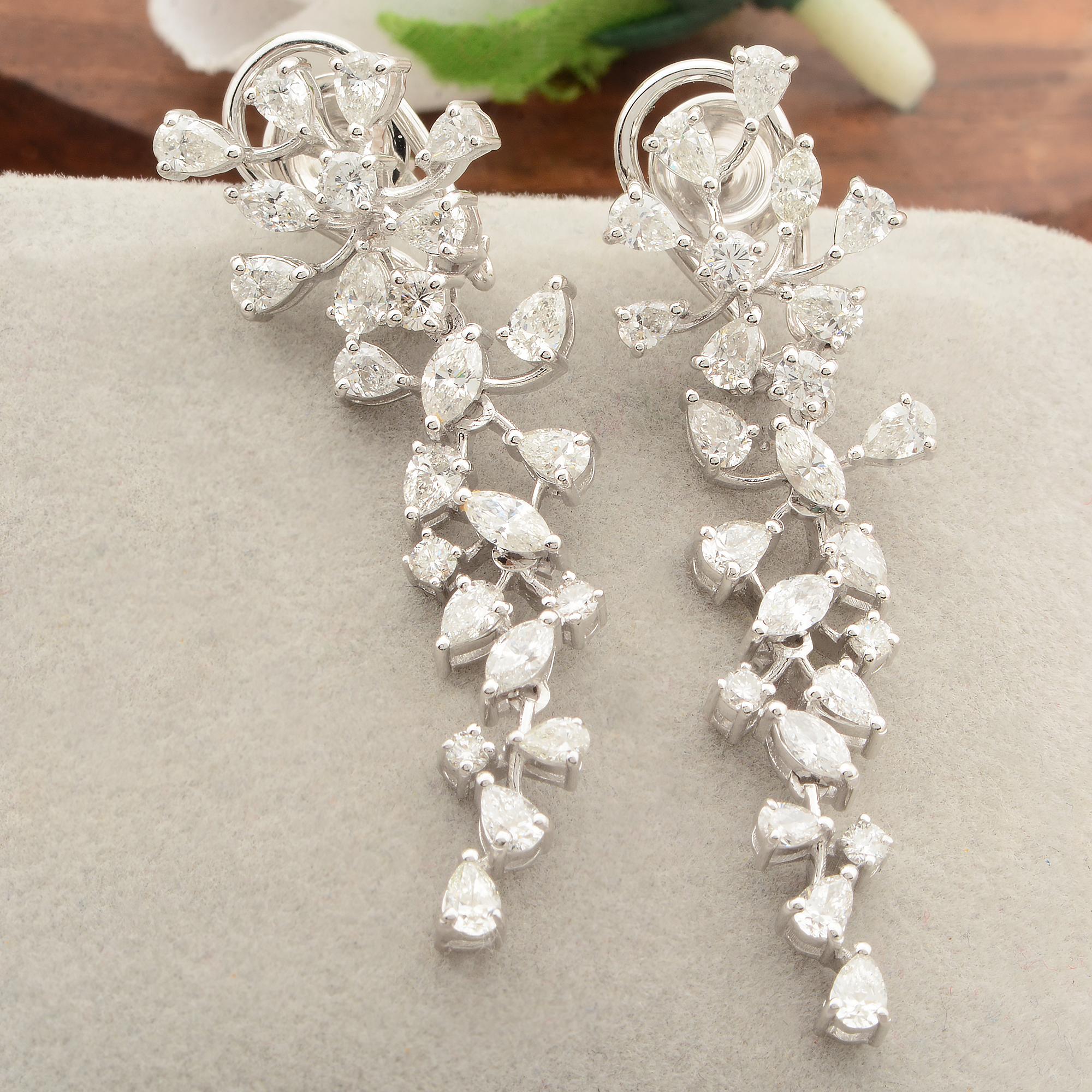 Taille poire Pendants d'oreilles en or blanc massif 18 carats avec diamants naturels de 3,60 carats en vente