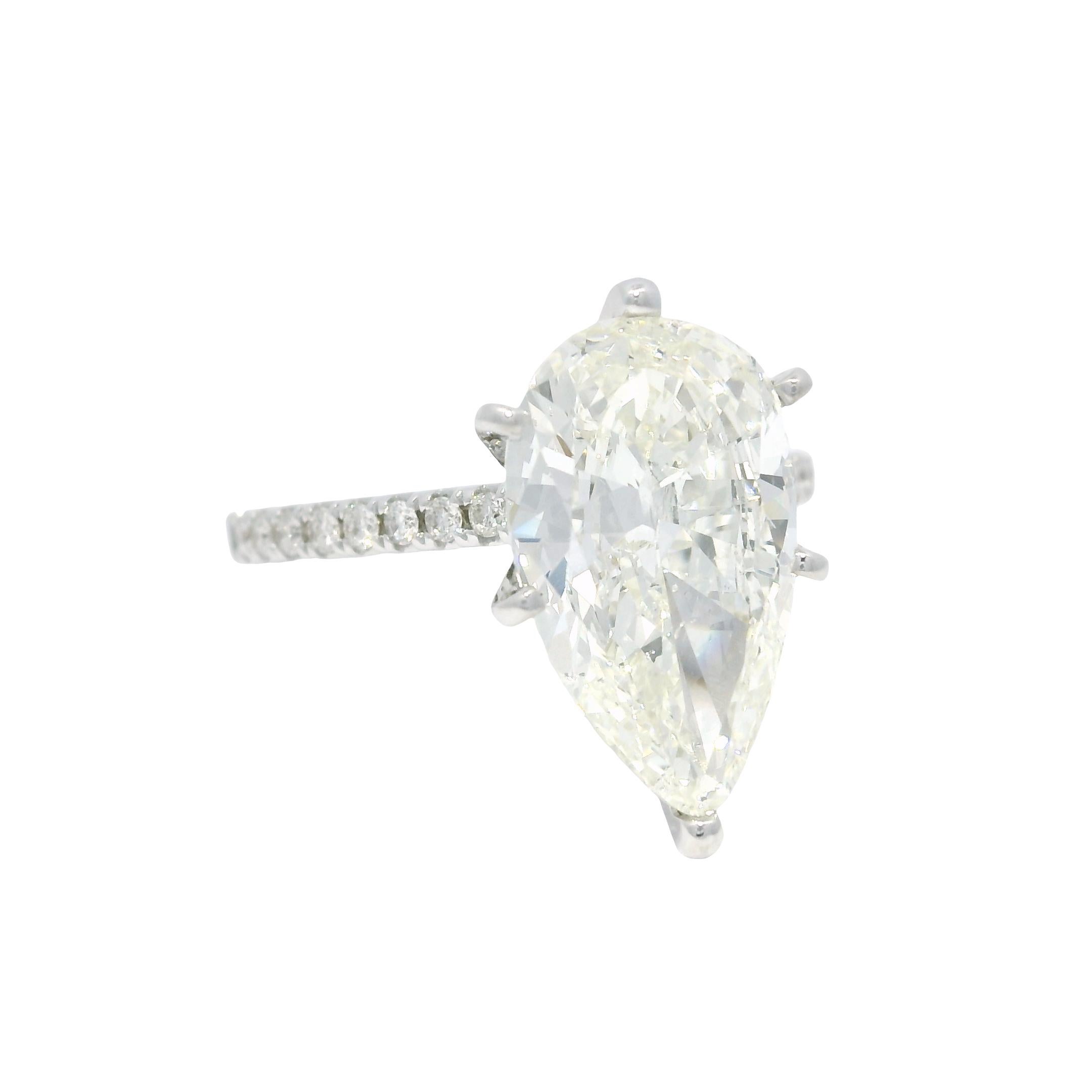 Moderne Natural 3.61 Carat Pear Shaped Diamond 18-Karat Engagement Ring In Stock en vente