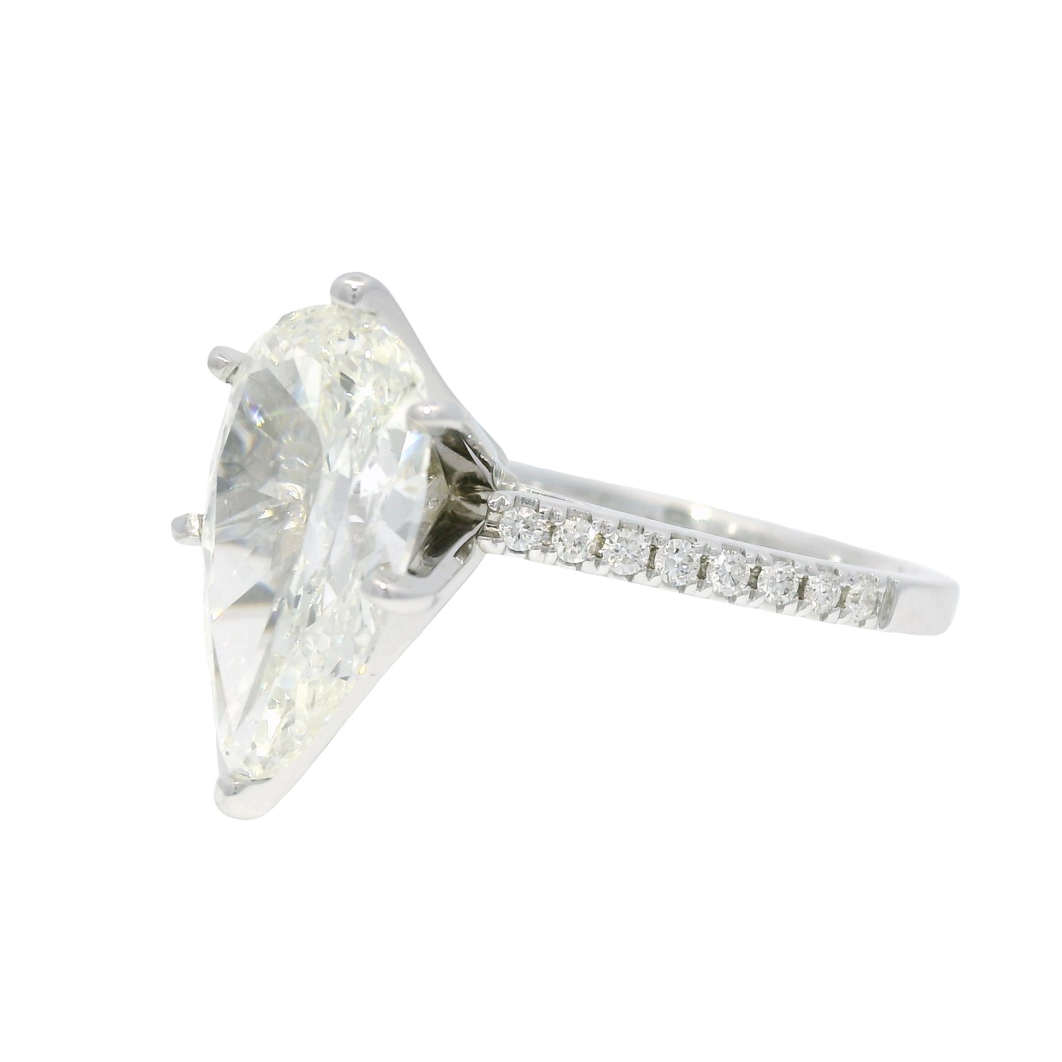 Natural 3.61 Carat Pear Shaped Diamond 18-Karat Engagement Ring In Stock Pour femmes en vente