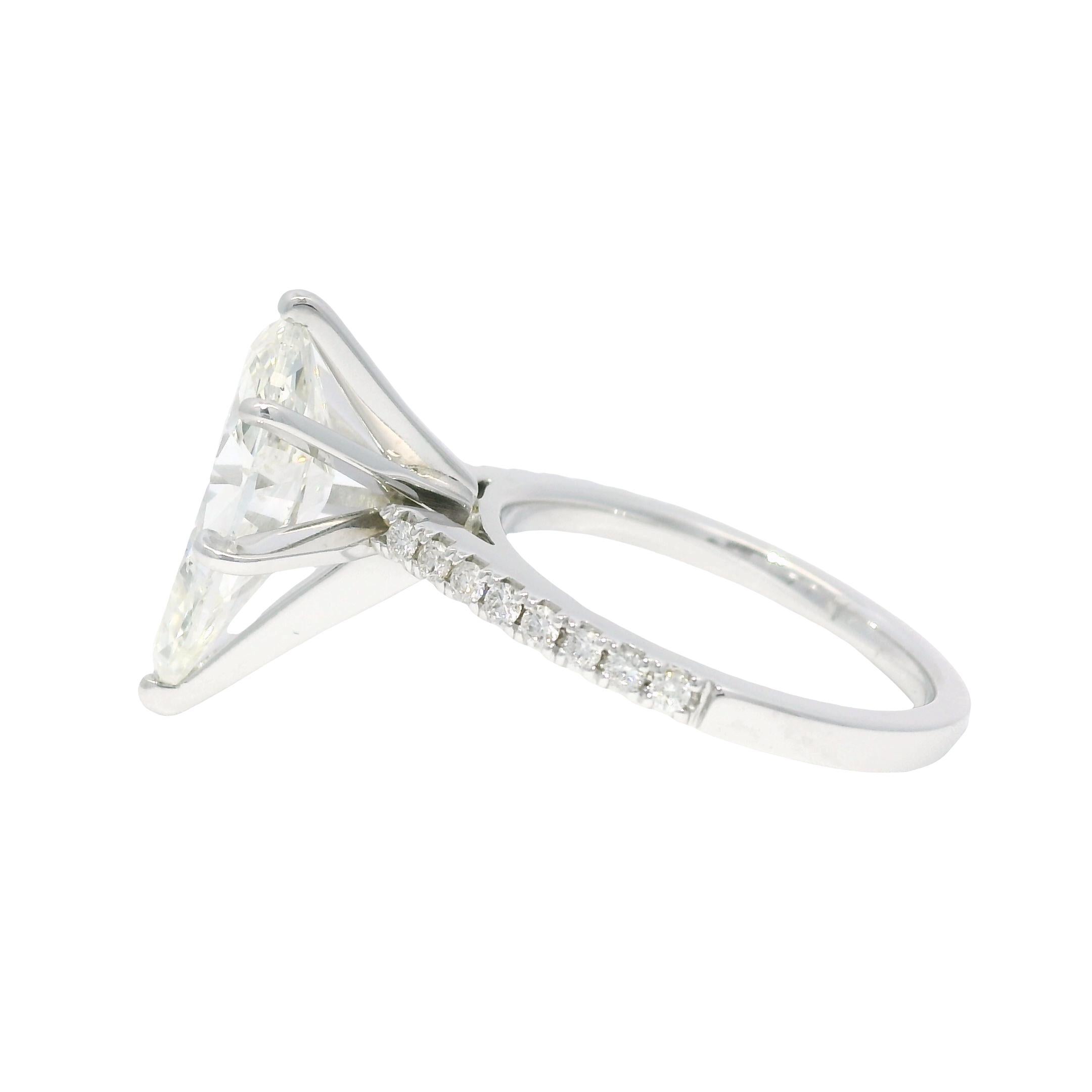 Natural 3.61 Carat Pear Shaped Diamond 18-Karat Engagement Ring In Stock en vente 1