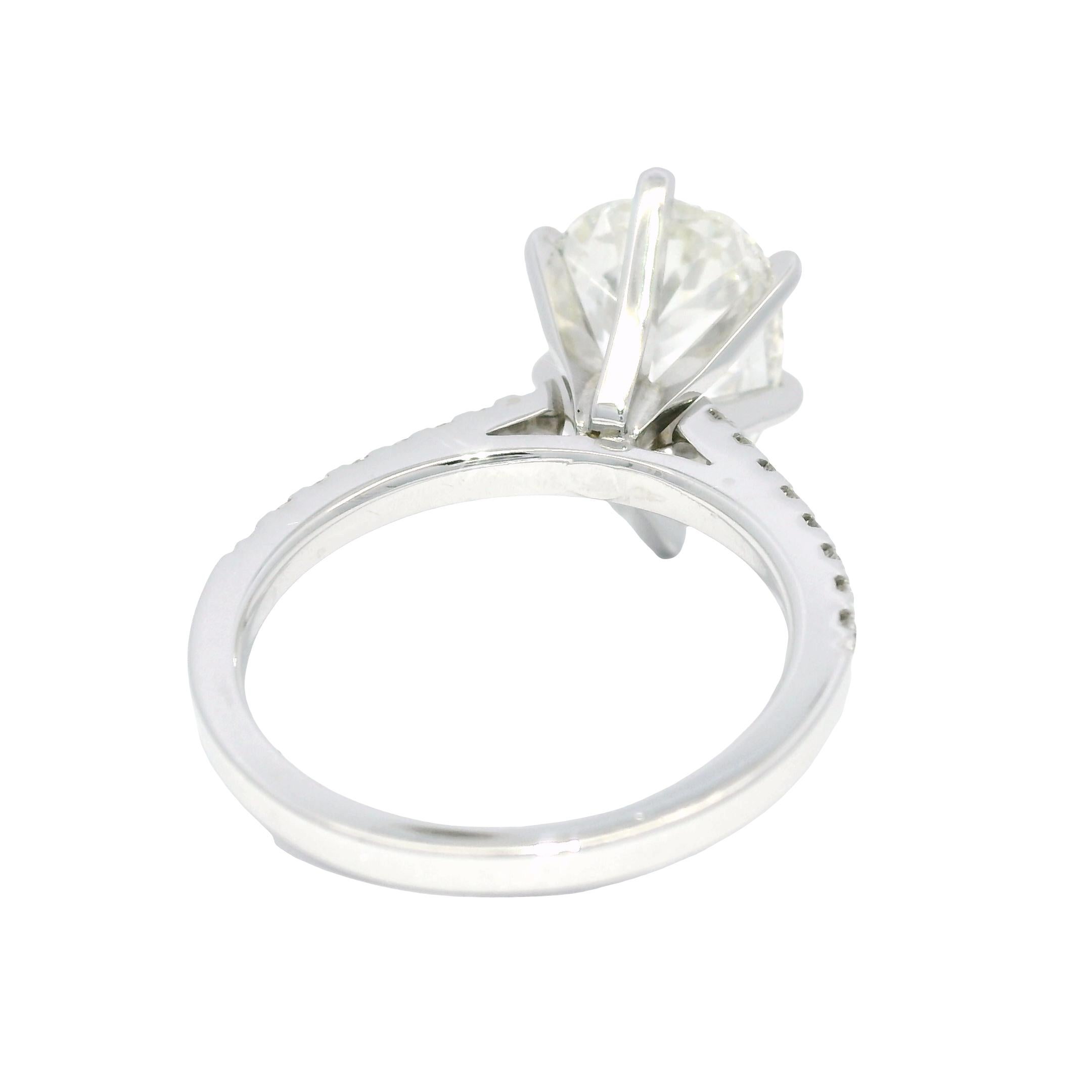 Natural 3.61 Carat Pear Shaped Diamond 18-Karat Engagement Ring In Stock en vente 2