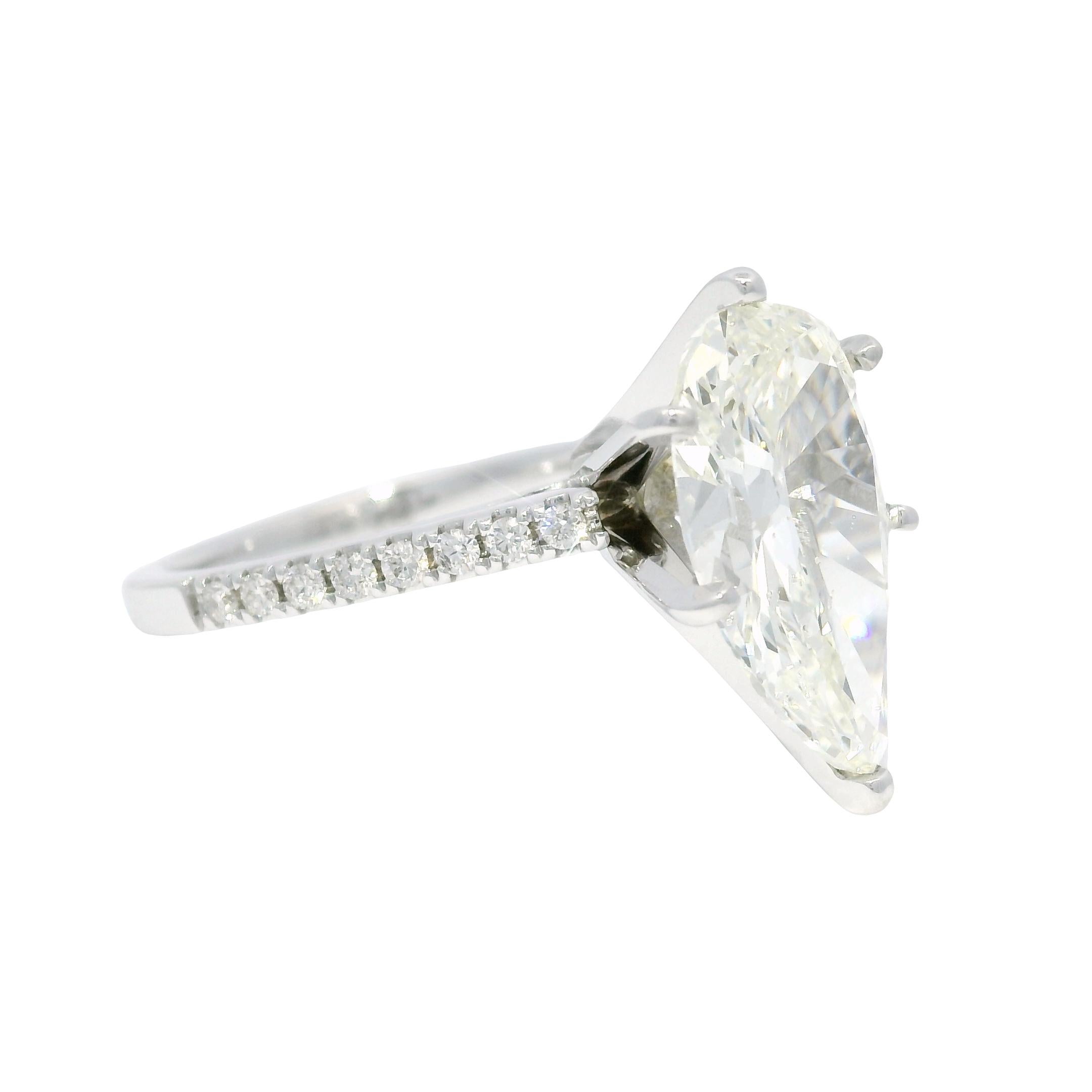 Natural 3.61 Carat Pear Shaped Diamond 18-Karat Engagement Ring In Stock en vente 3