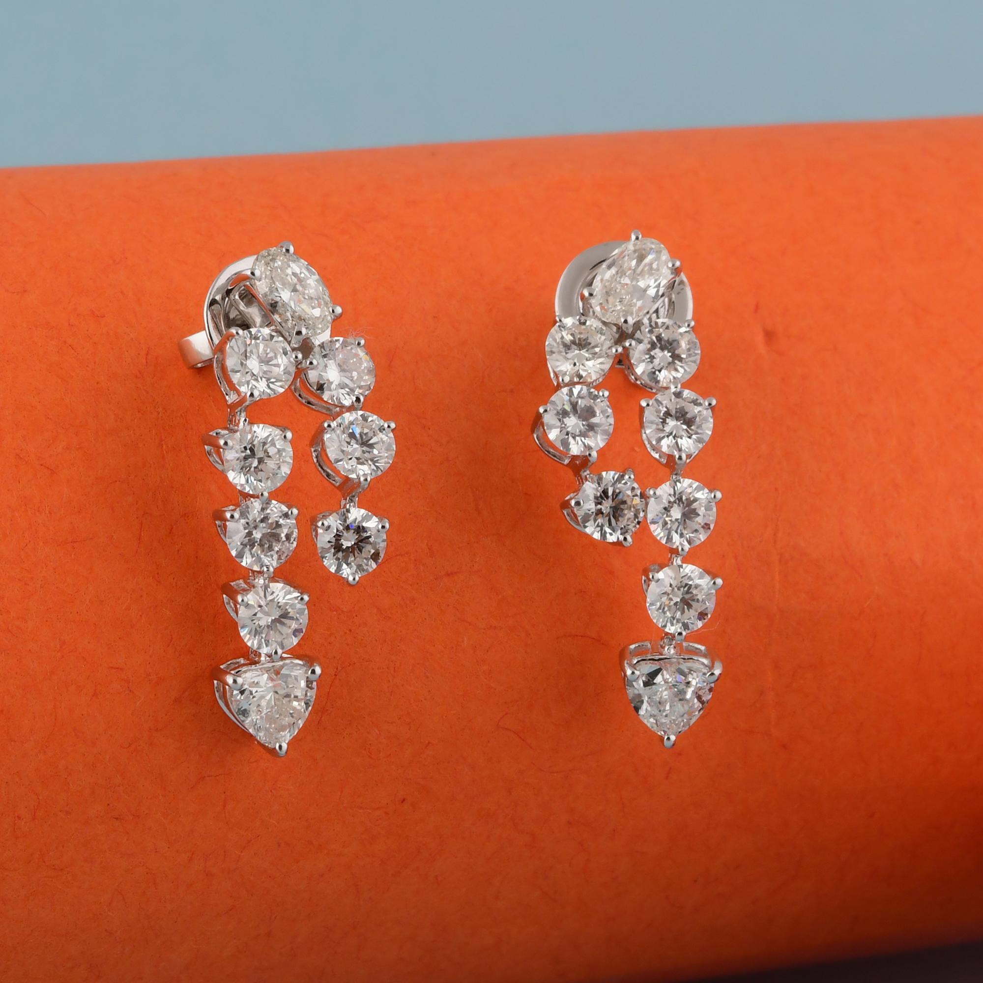 Realizzati in oro a 18 carati, questi squisiti orecchini sono impreziositi da 3,61 carati di diamanti scintillanti.

Segui la vetrina di Spectrum Jewels per vedere le ultime collezioni e i pezzi esclusivi. Spectrum Jewels è orgoglioso di essere