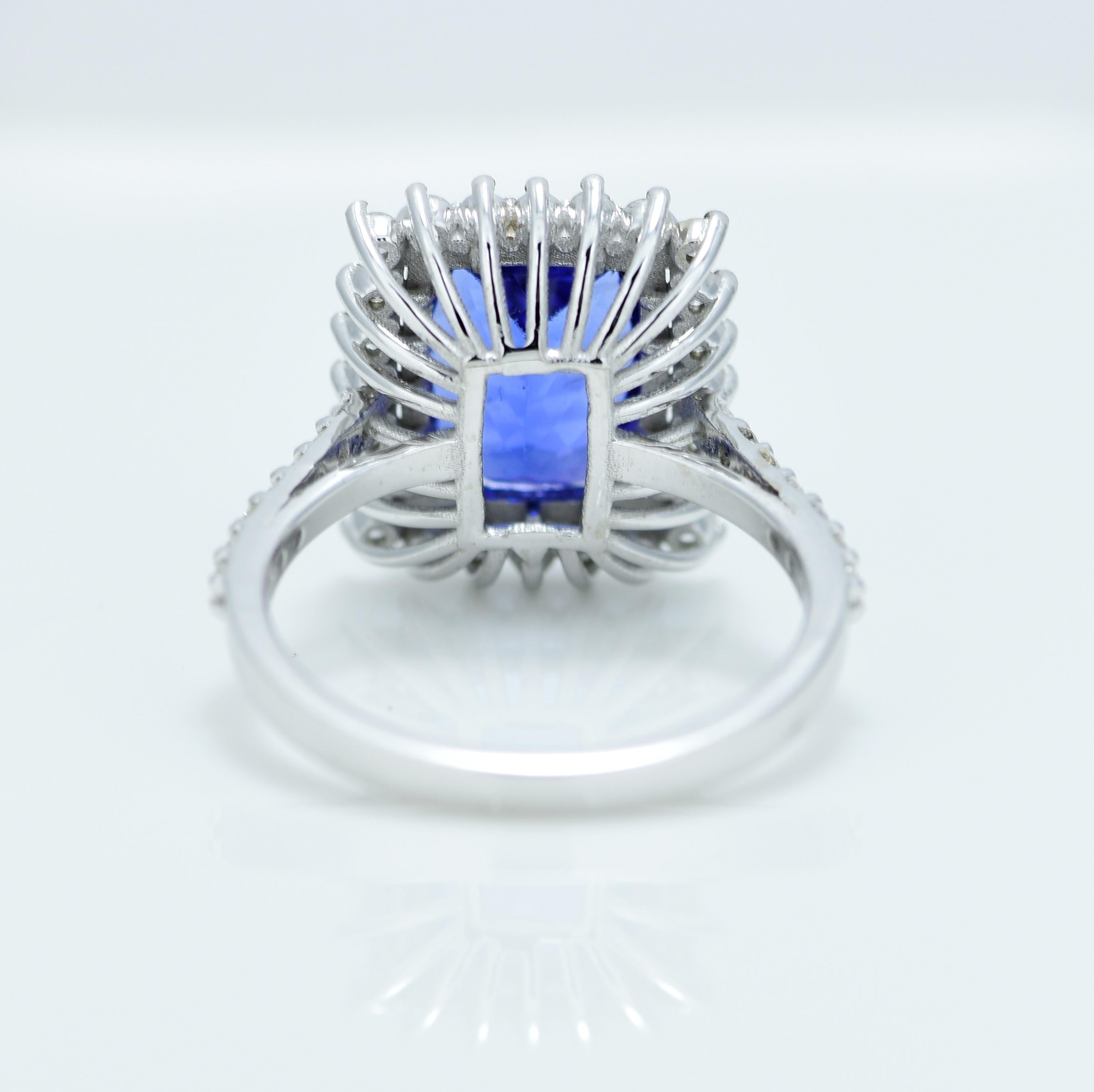 Natural 3.63 Carat Tanzanite and Diamond Ring In New Condition For Sale In Vadgam, IN