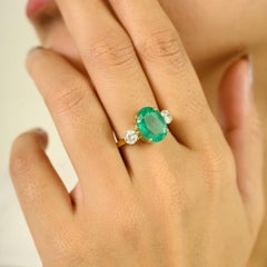 Natürlicher natürlicher 3,63CT ovaler Smaragd & Diamant Dreisteinring aus 14k massivem Gelbgold