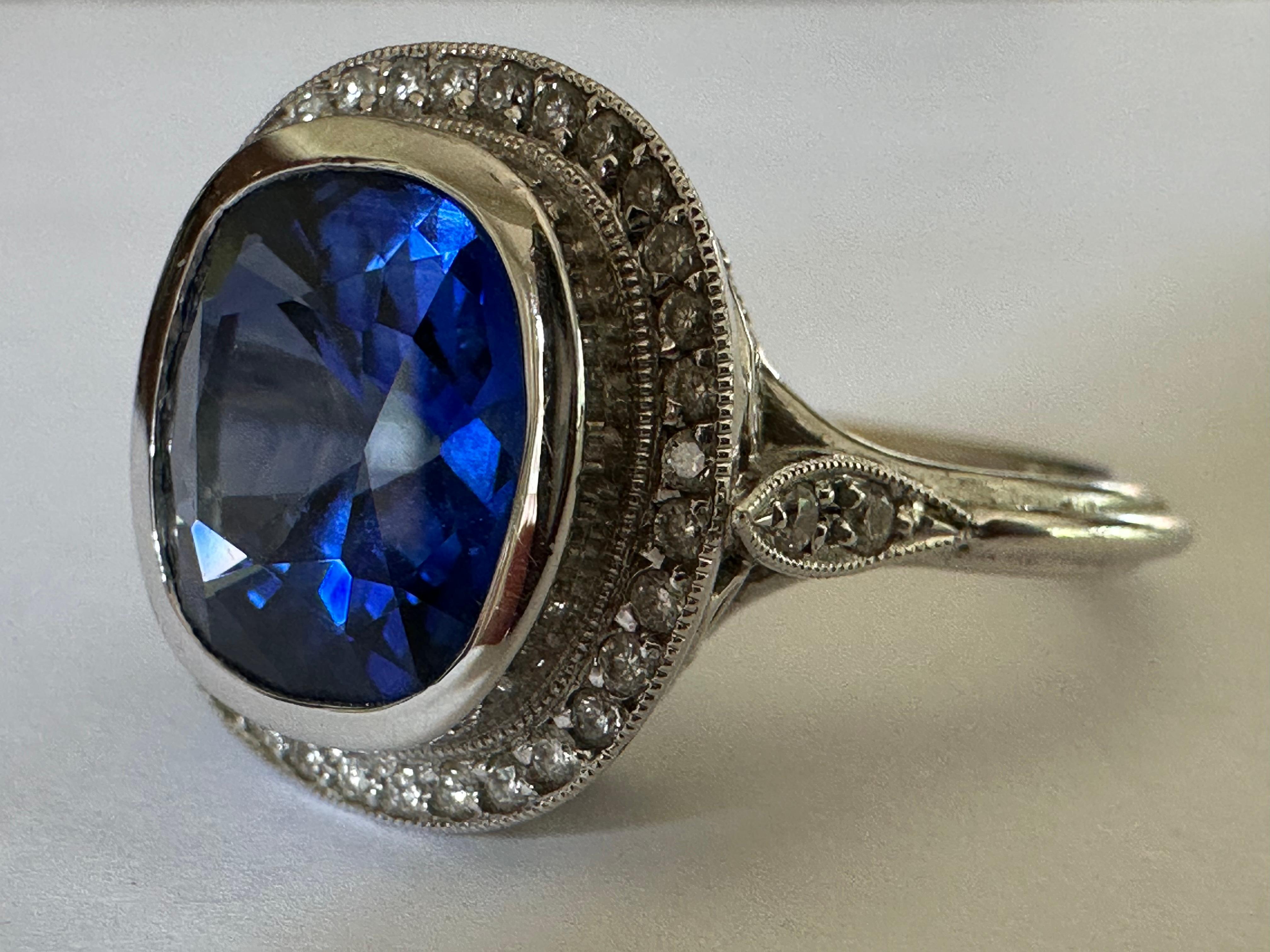 Ein atemberaubender natürlicher 3,67-karätiger dunkelblauer Saphir im Kissenschliff aus Madagaskar steht im Mittelpunkt dieses eleganten Rings, umgeben von sechsundfünfzig runden Diamanten von insgesamt etwa 0,32 Karat, Farbe GH, Reinheit VSSI.