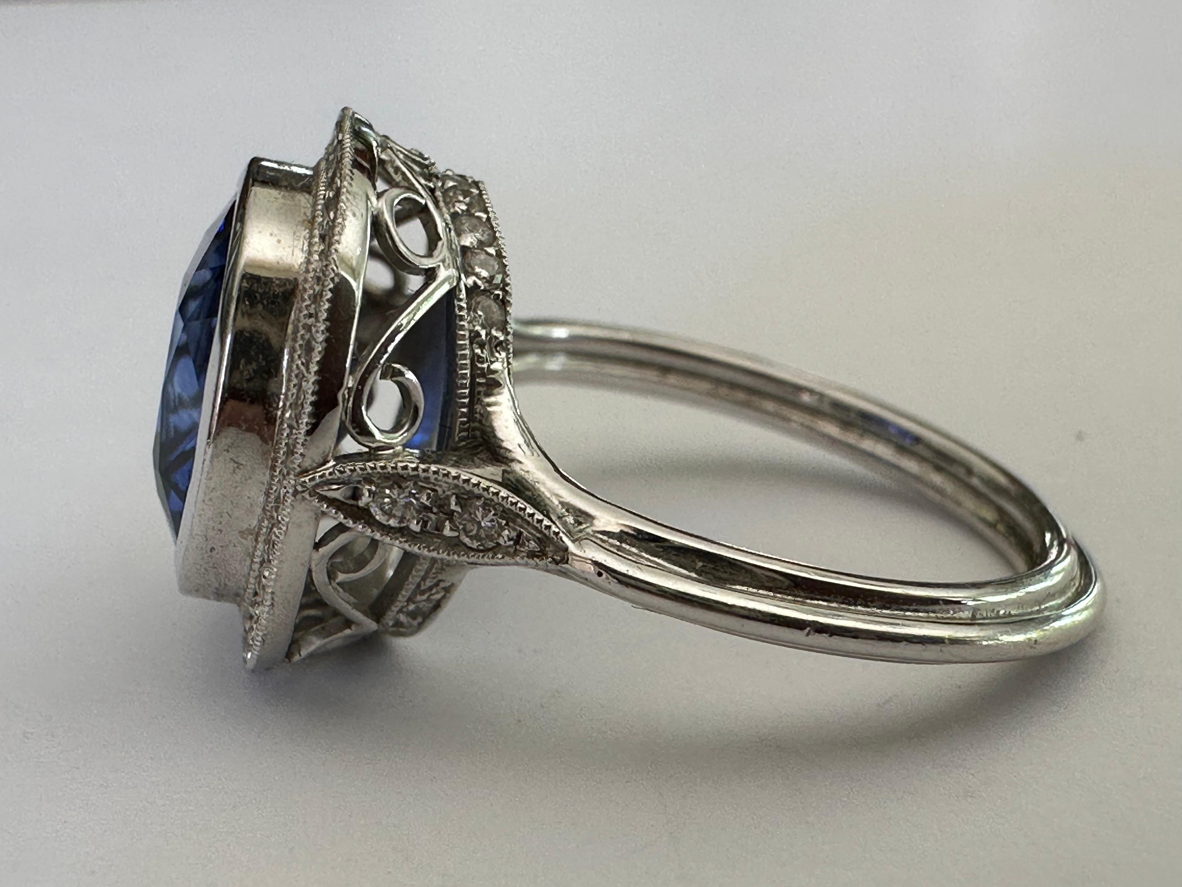 Cocktailring mit natürlichem 3,67 Karat Madagaskar-Blauem Saphir und Diamant (Kissenschliff) im Angebot