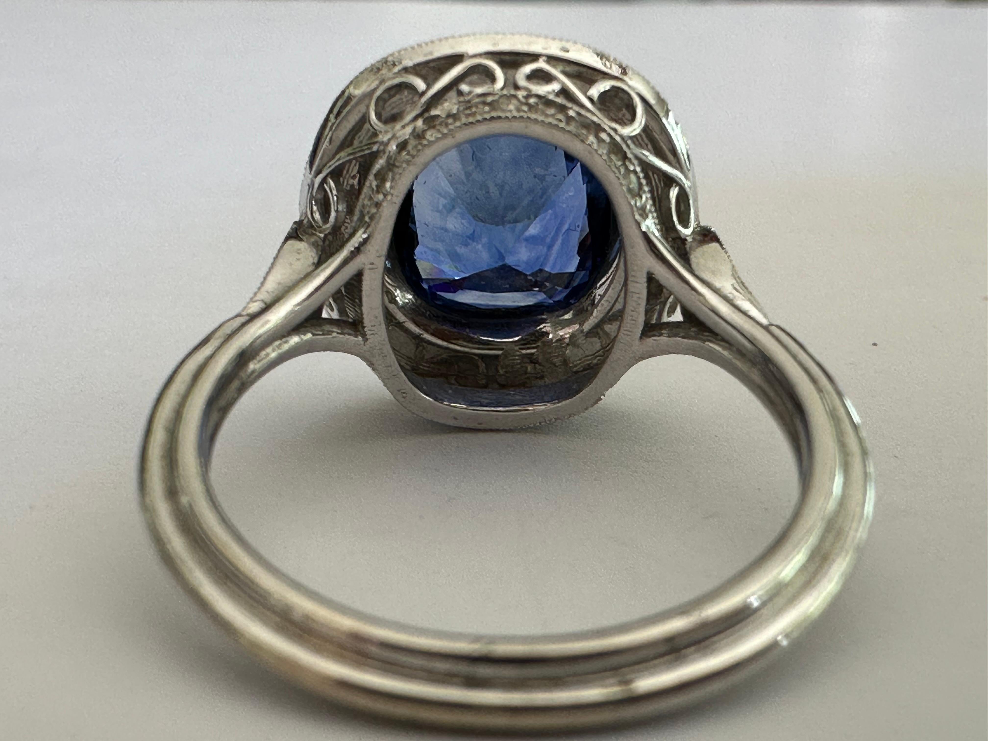 Cocktailring mit natürlichem 3,67 Karat Madagaskar-Blauem Saphir und Diamant im Zustand „Gut“ im Angebot in Denver, CO