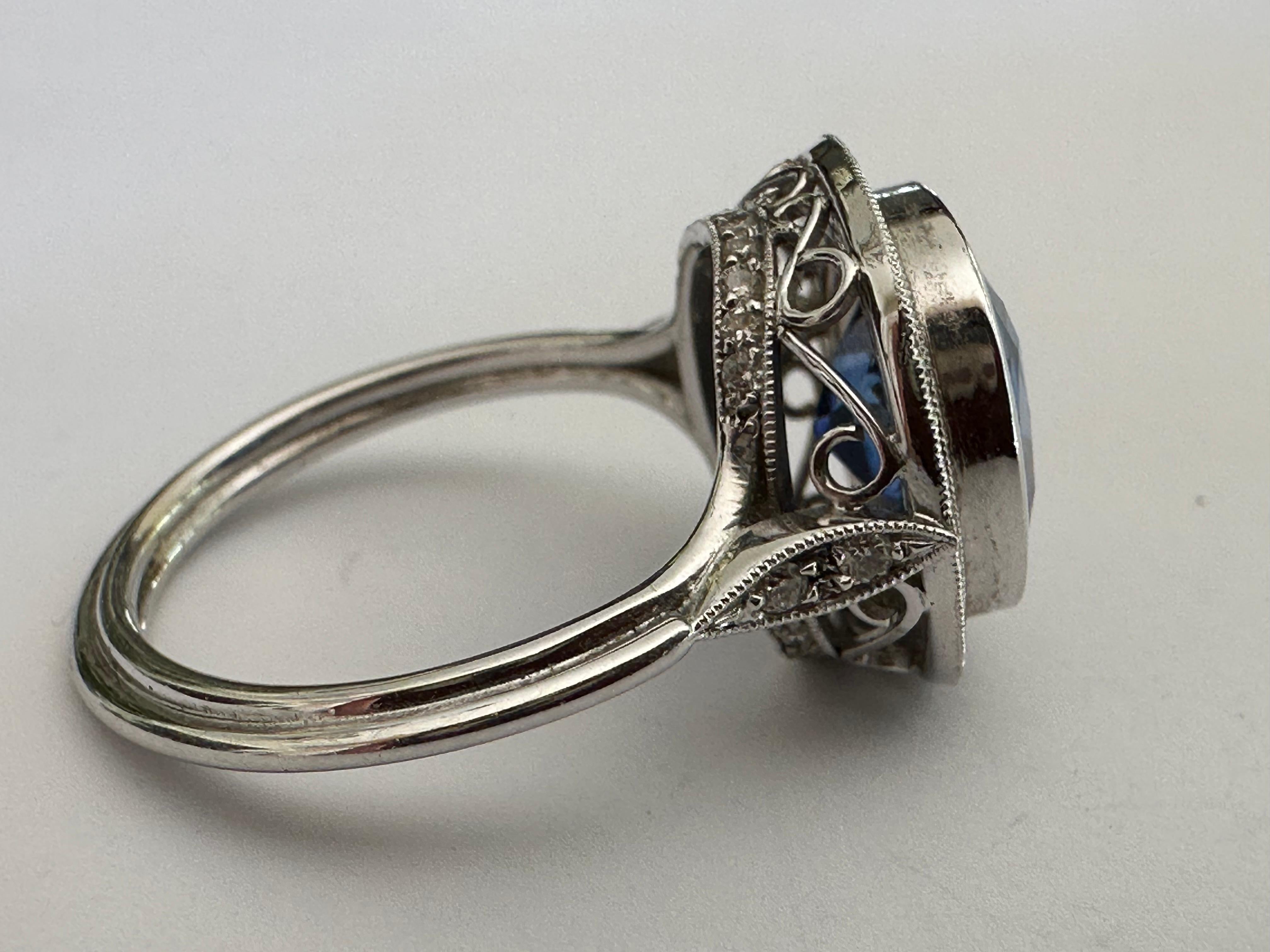 Cocktailring mit natürlichem 3,67 Karat Madagaskar-Blauem Saphir und Diamant Damen im Angebot