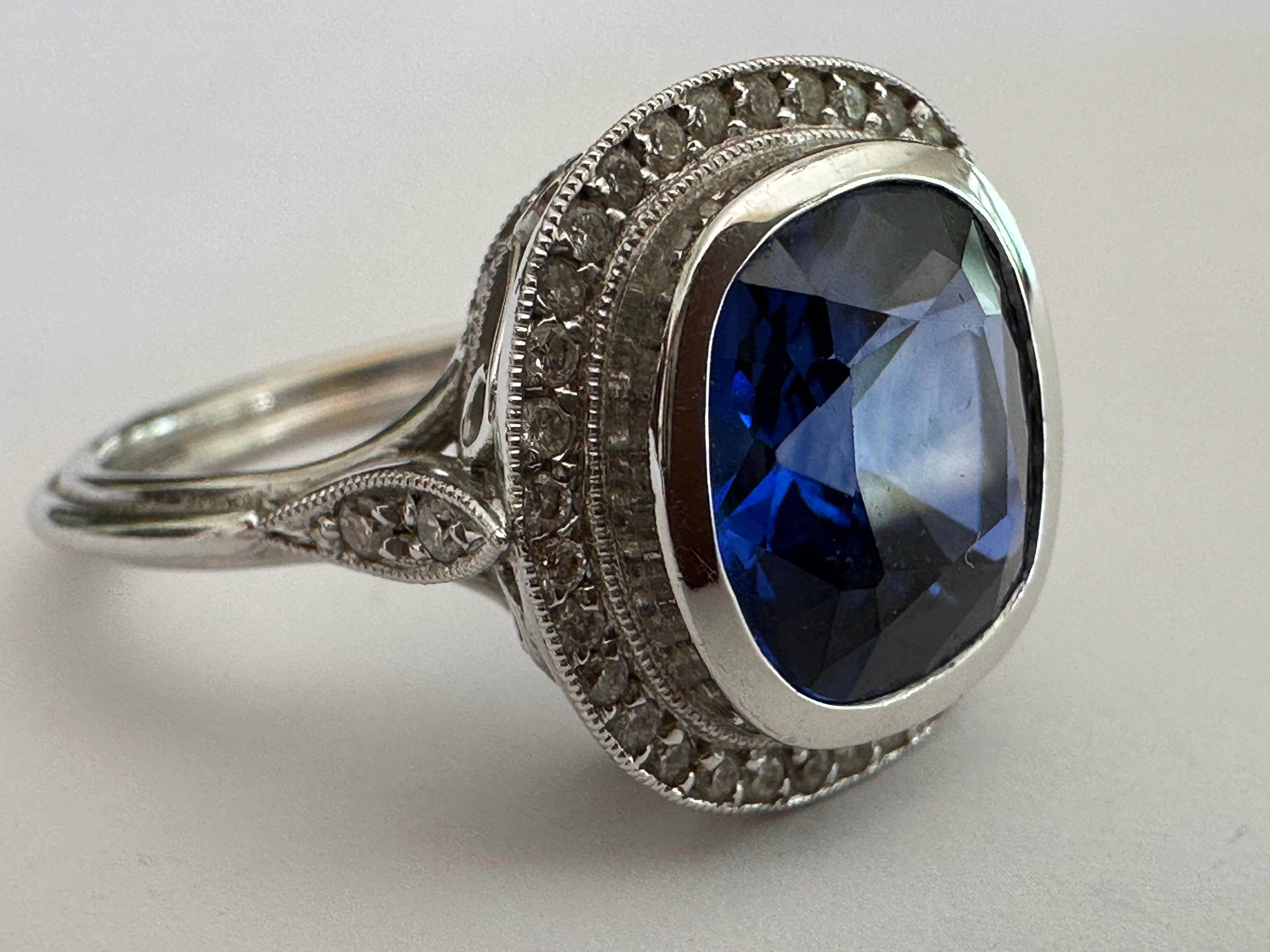 Cocktailring mit natürlichem 3,67 Karat Madagaskar-Blauem Saphir und Diamant im Angebot 1