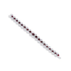 Naturale 37,10 carati. Bracciale TW con rubini birmani taglio a cuscino e diamanti, in oro bianco 18 carati