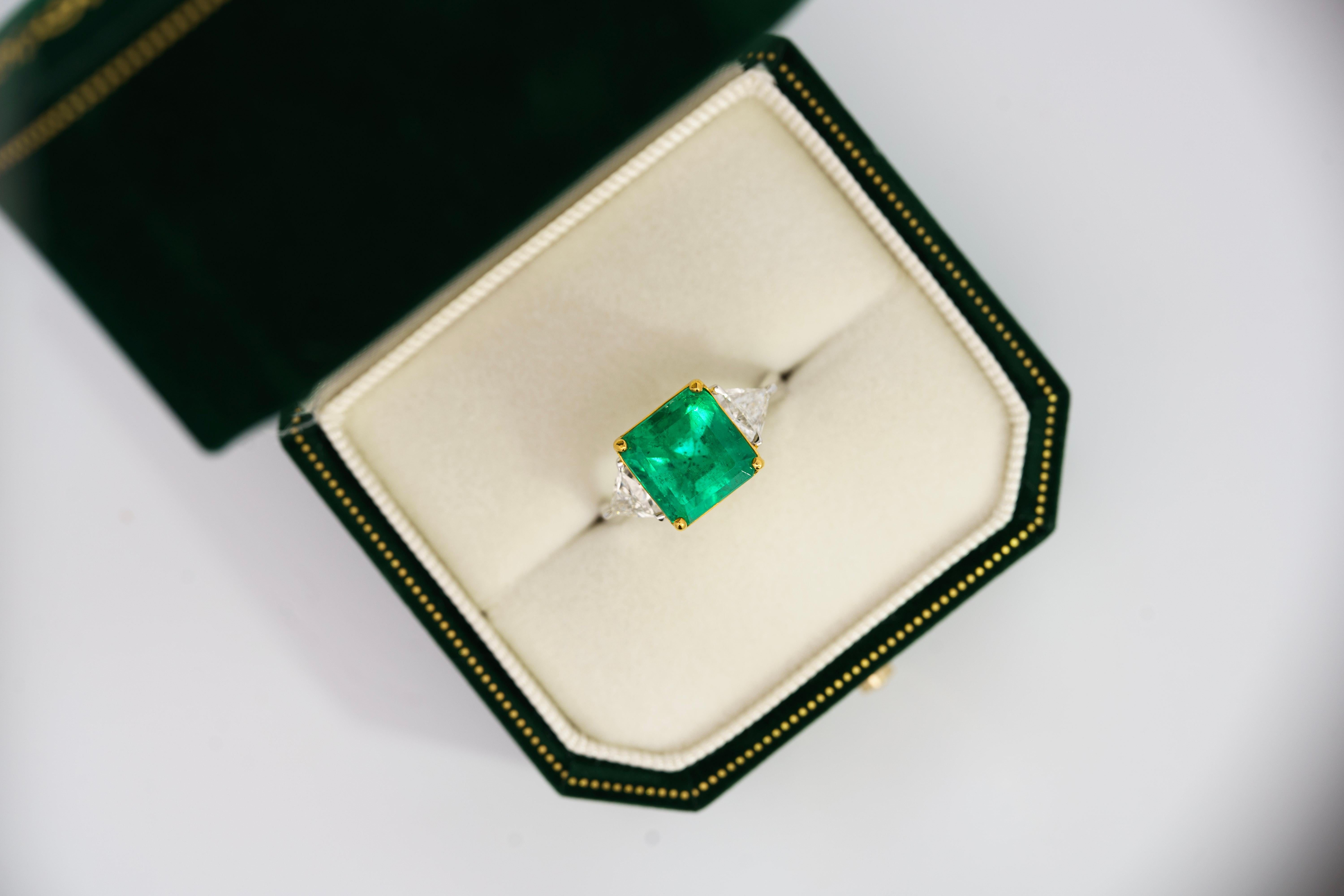 Natural 3.76 Carat Colombian Emerald with Diamond Side Stone 3-Stones Ring  For Sale 4