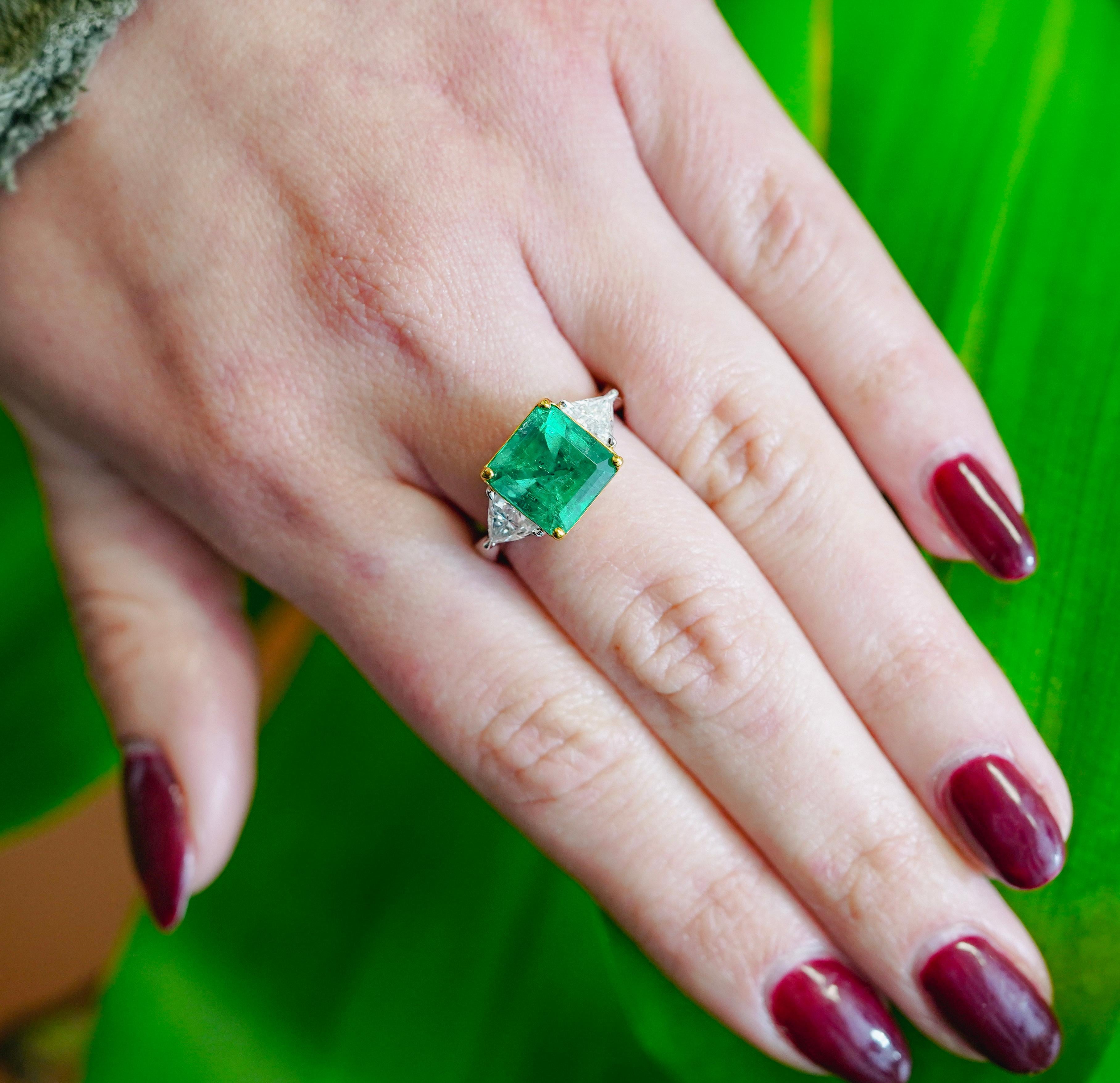 Bague à 3 pierres d'émeraude colombienne naturelle de 3,76 carats avec diamants latéraux en vente 5