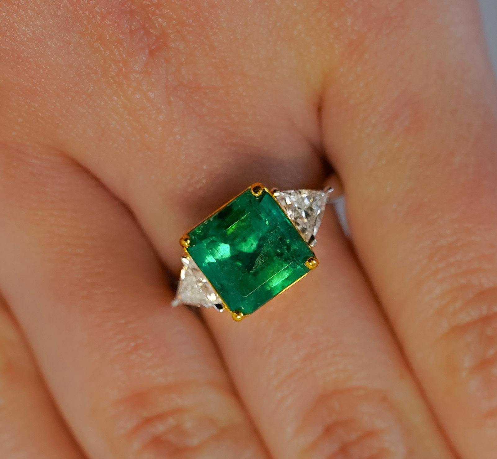 Natural 3.76 Carat Colombian Emerald with Diamond Side Stone 3-Stones Ring  For Sale 6