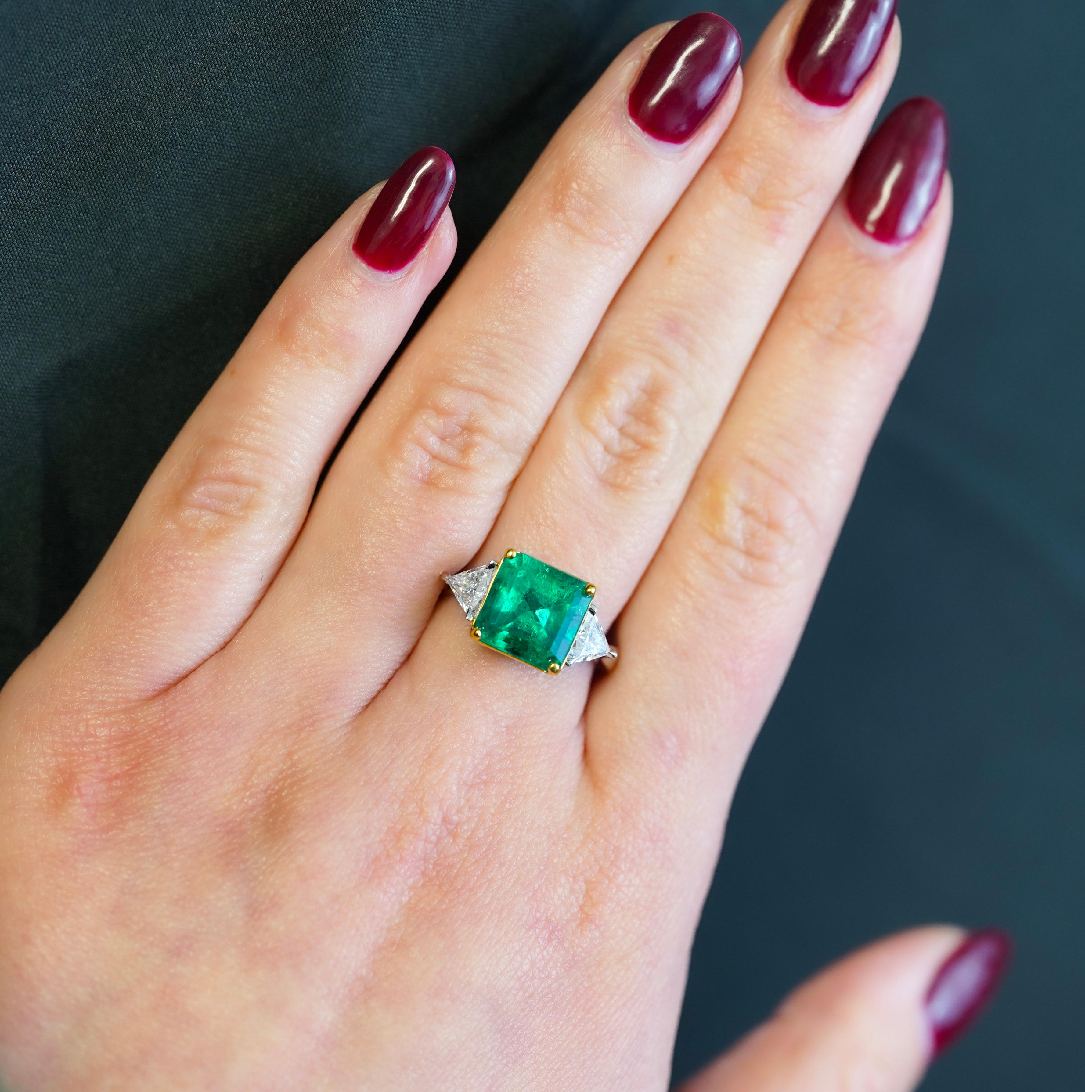 Contemporary Natural 3.76 Carat Colombian Emerald with Diamond Side Stone 3-Stones Ring  For Sale