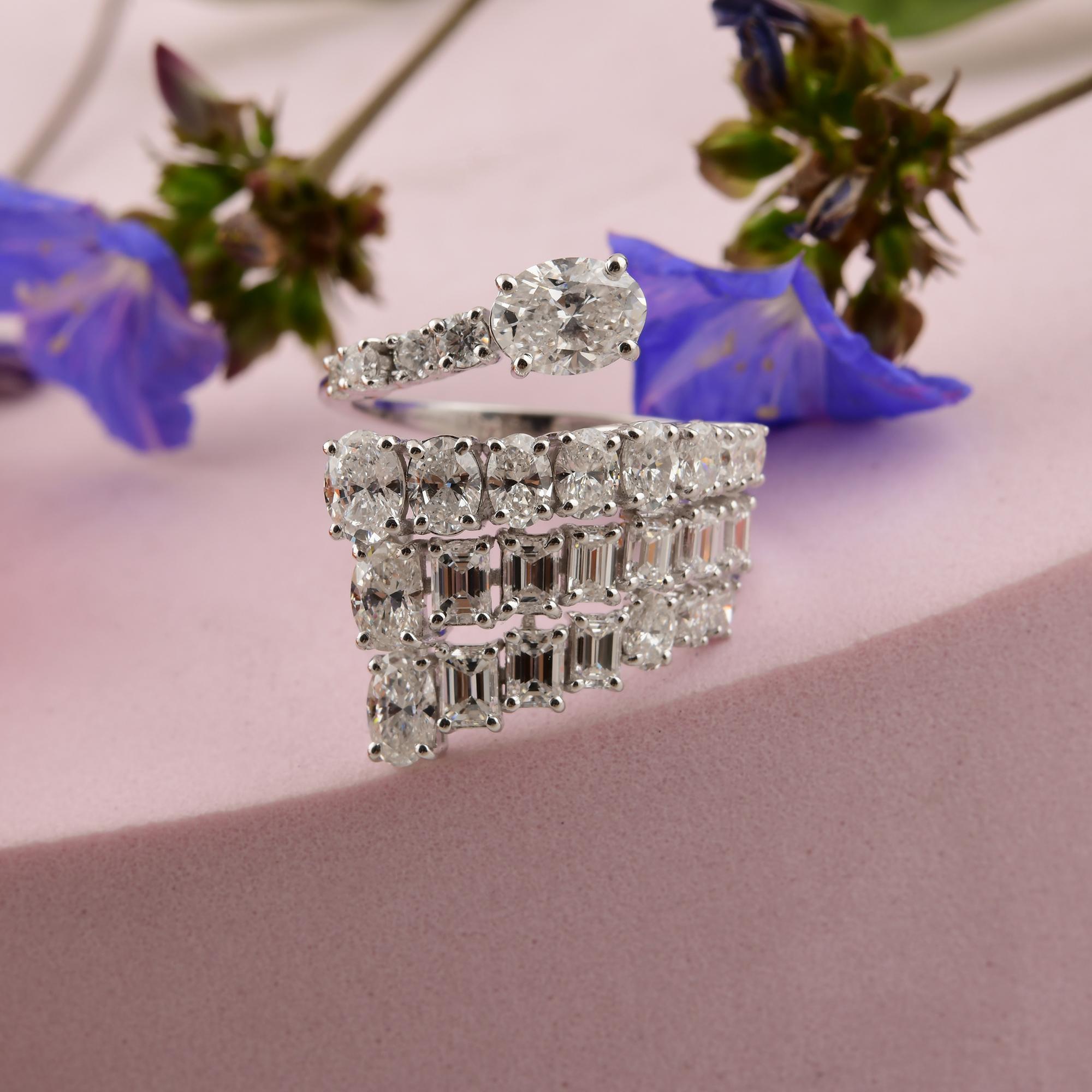 Natural 3.76 Carat SI/H Oval Emerald Cut Diamond Wrap Ring 18 Karat White Gold In New Condition For Sale In Diera, Dubai