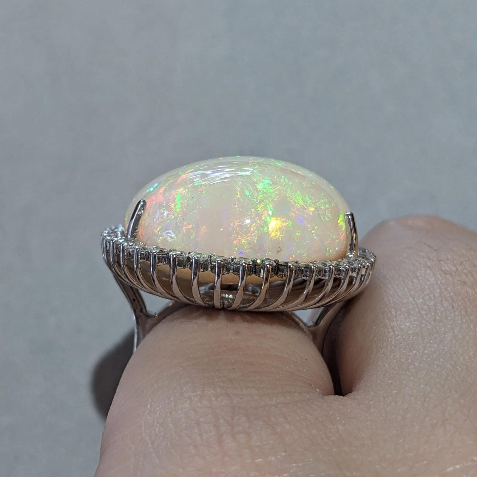 Cabochon Anello con opale naturale da 37,64 carati e diamanti in oro bianco 18 carati in vendita