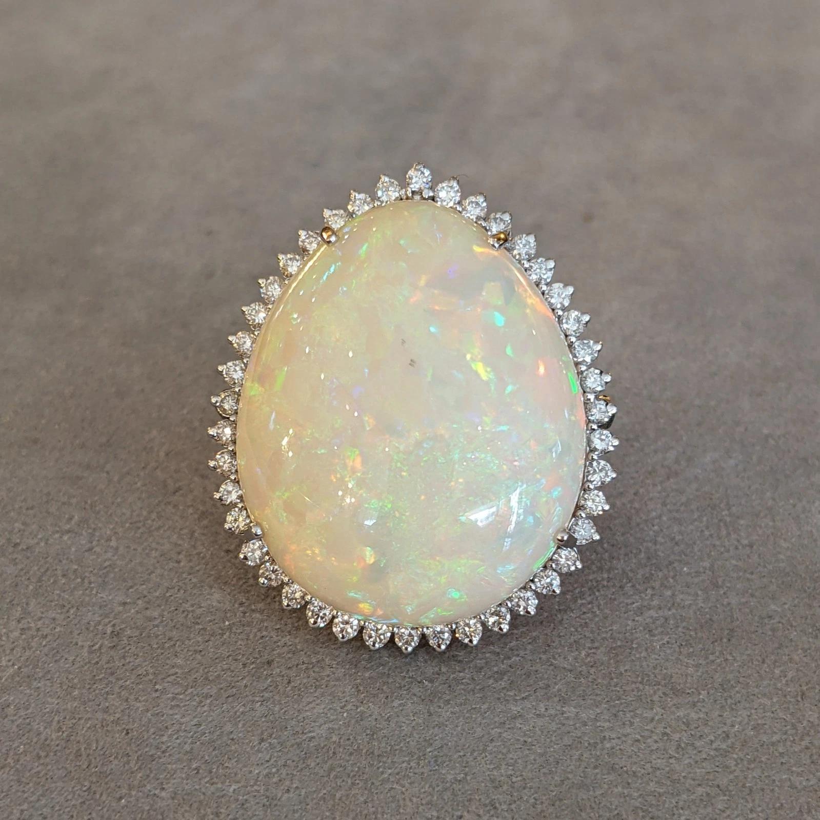 Anello con opale naturale da 37,64 carati e diamanti in oro bianco 18 carati In condizioni ottime in vendita a La Jolla, CA