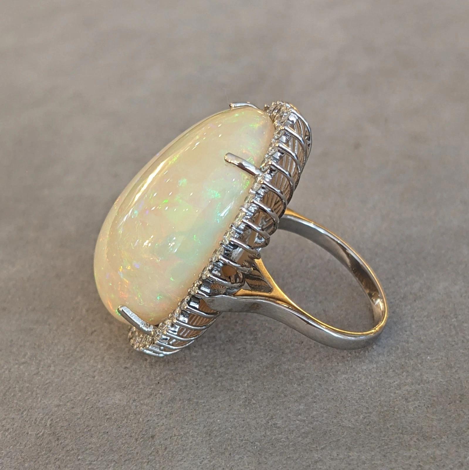Anello con opale naturale da 37,64 carati e diamanti in oro bianco 18 carati in vendita 1