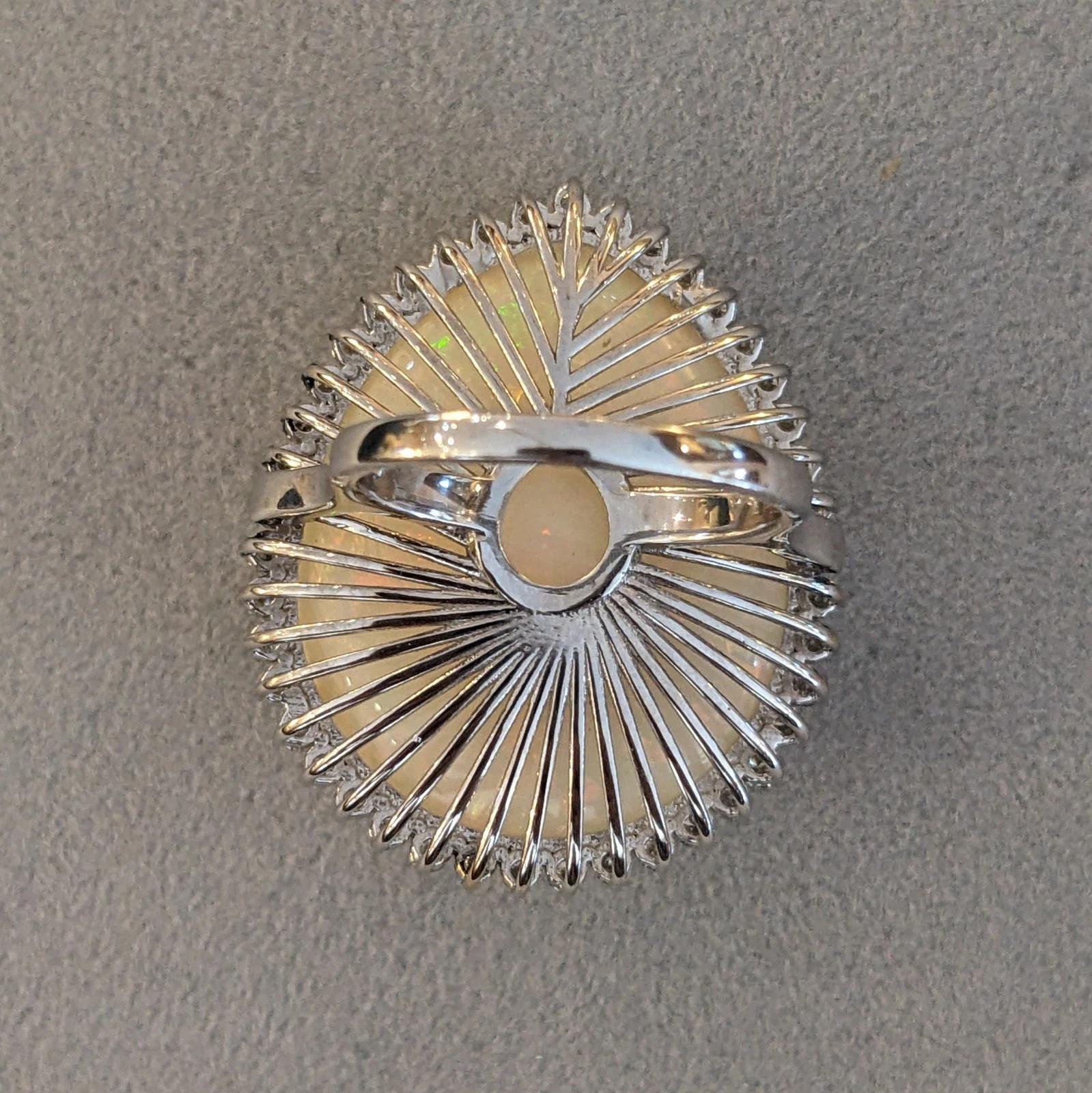 Anello con opale naturale da 37,64 carati e diamanti in oro bianco 18 carati in vendita 2