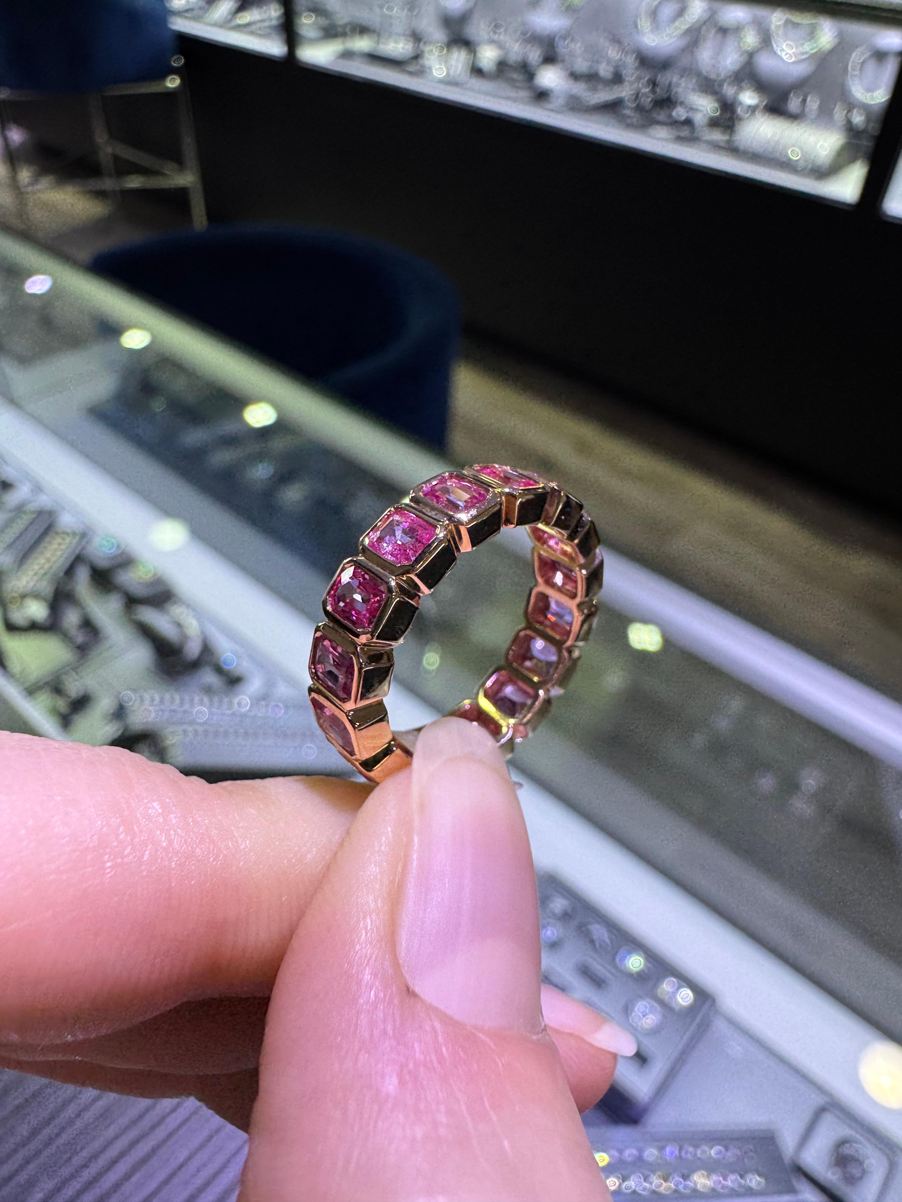Anello Eternità 18 carati con zaffiro rosa taglio smeraldo da 3,78 carati Nature In magazzino in vendita 5