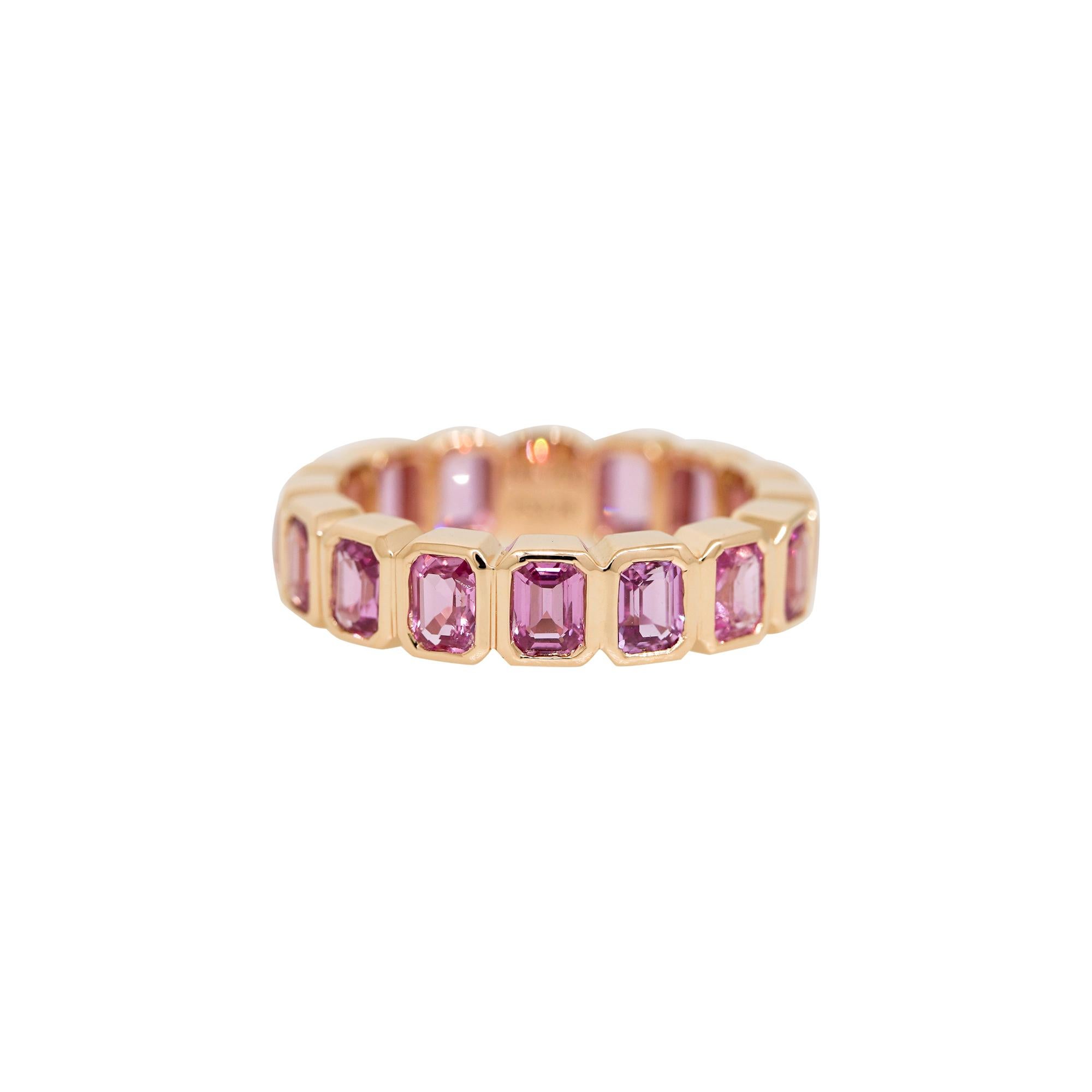 Anello di eternità con zaffiro rosa naturale taglio smeraldo in oro rosa 18k

Questo anello eternità in oro rosa 18 carati con zaffiro rosa naturale e taglio a smeraldo è un gioiello straordinario ed elegante, progettato per affascinare con la sua