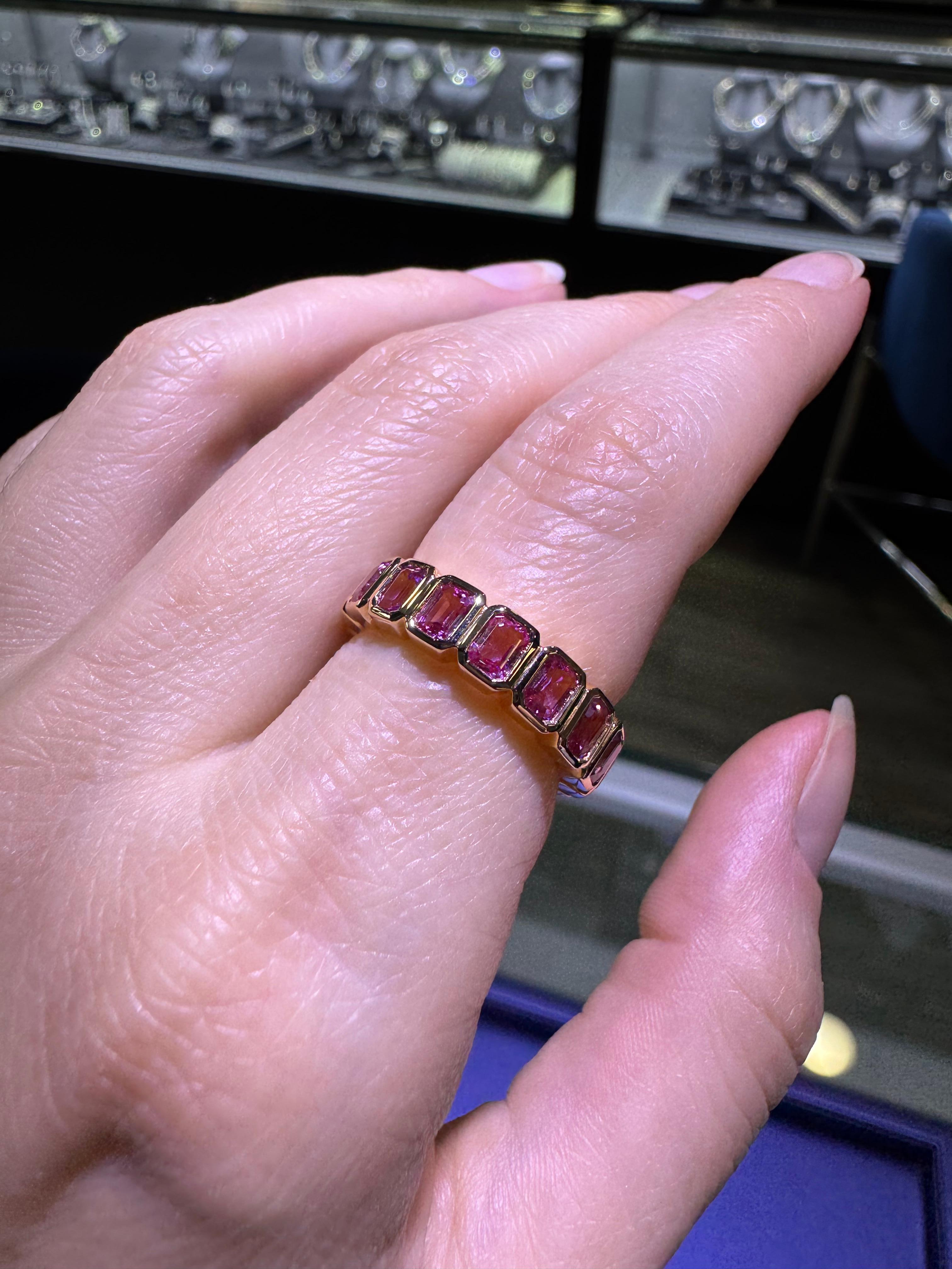 Anello Eternità 18 carati con zaffiro rosa taglio smeraldo da 3,78 carati Nature In magazzino in vendita 1