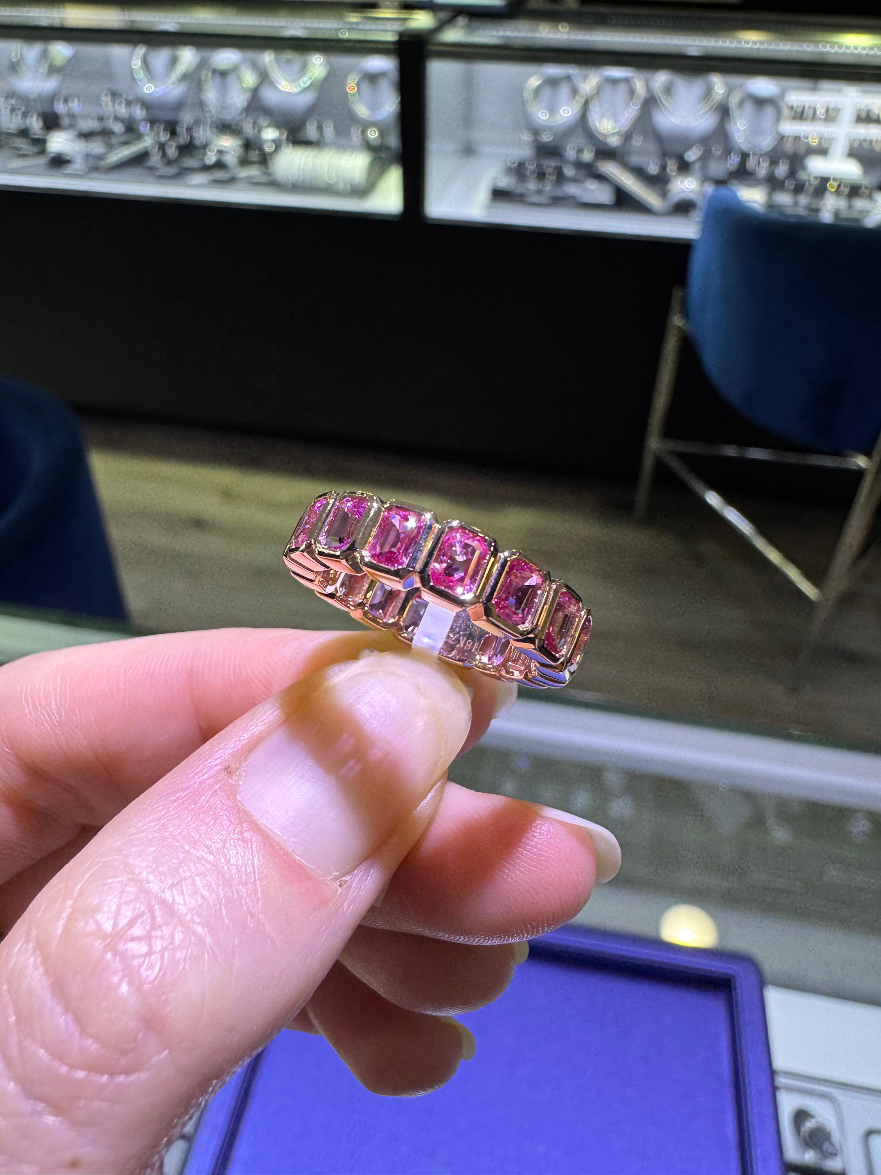 Anello Eternità 18 carati con zaffiro rosa taglio smeraldo da 3,78 carati Nature In magazzino in vendita 2