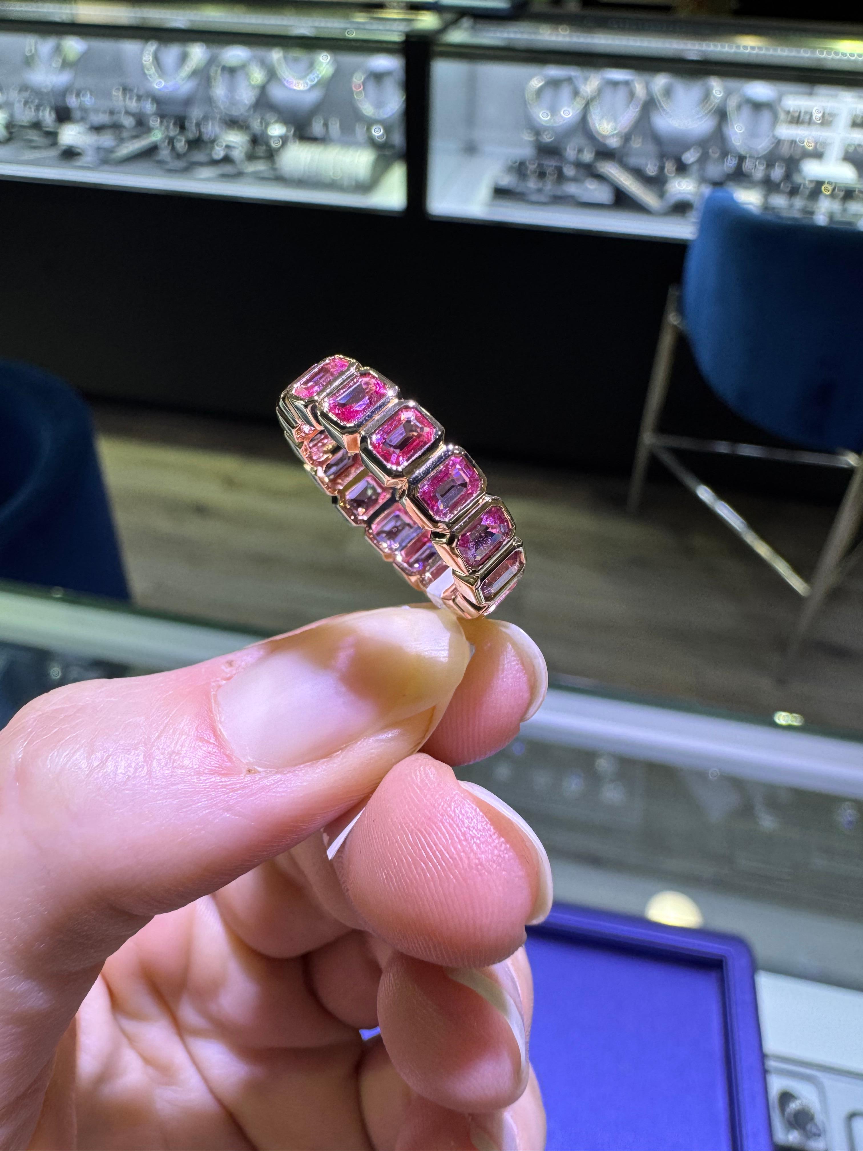Anello Eternità 18 carati con zaffiro rosa taglio smeraldo da 3,78 carati Nature In magazzino in vendita 3