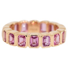 Zafiro rosa natural de 3,78 quilates talla esmeralda Anillo de eternidad de 18 quilates En stock