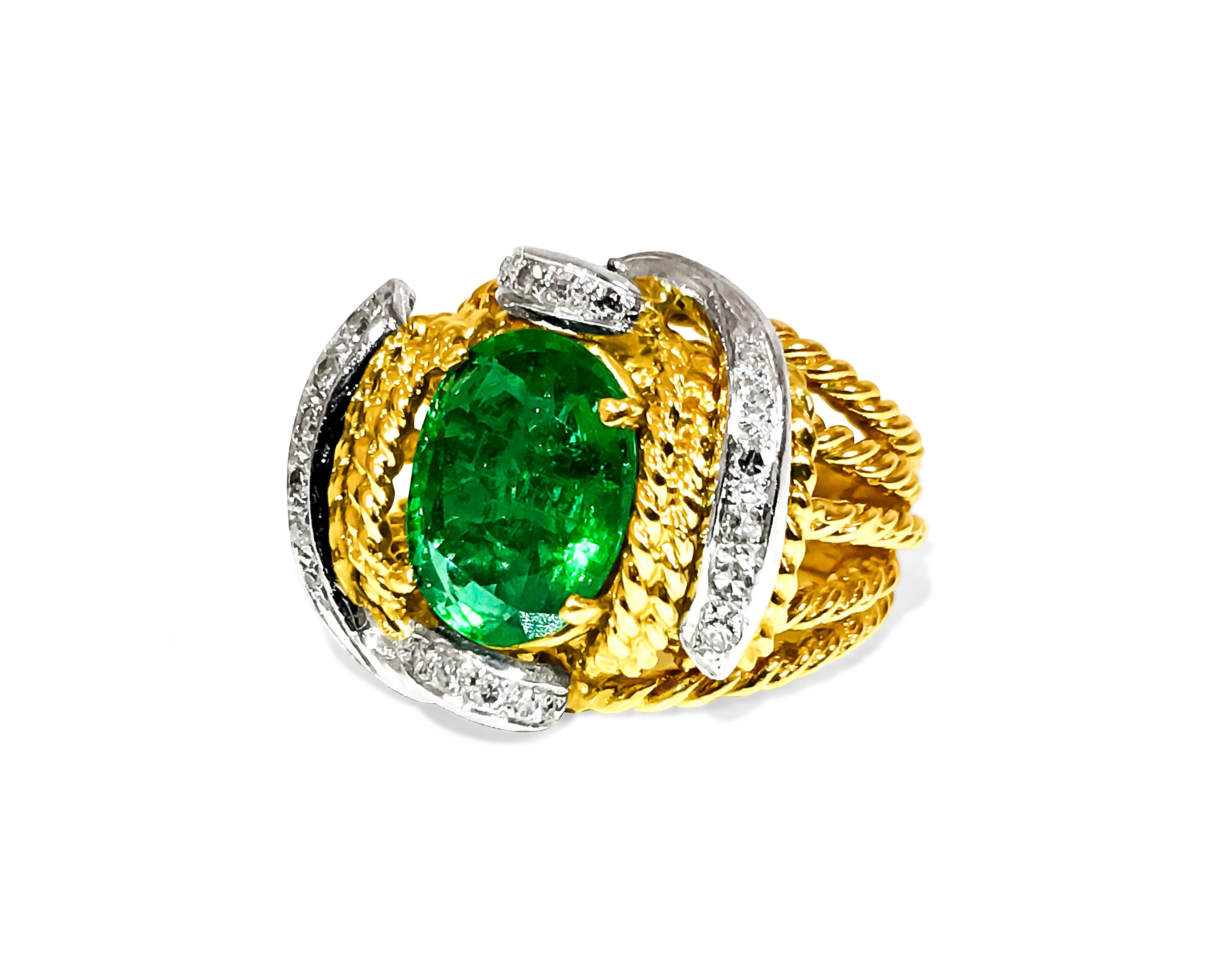 Dieser zweifarbige Ring aus 18-karätigem Gelb- und Weißgold präsentiert einen atemberaubenden ovalen Smaragd von 3,50 Karat, der sicher in Zacken gefasst ist, sowie 0,36 Karat runde Diamanten im Brillantschliff, die sich durch ihre Reinheit von VS