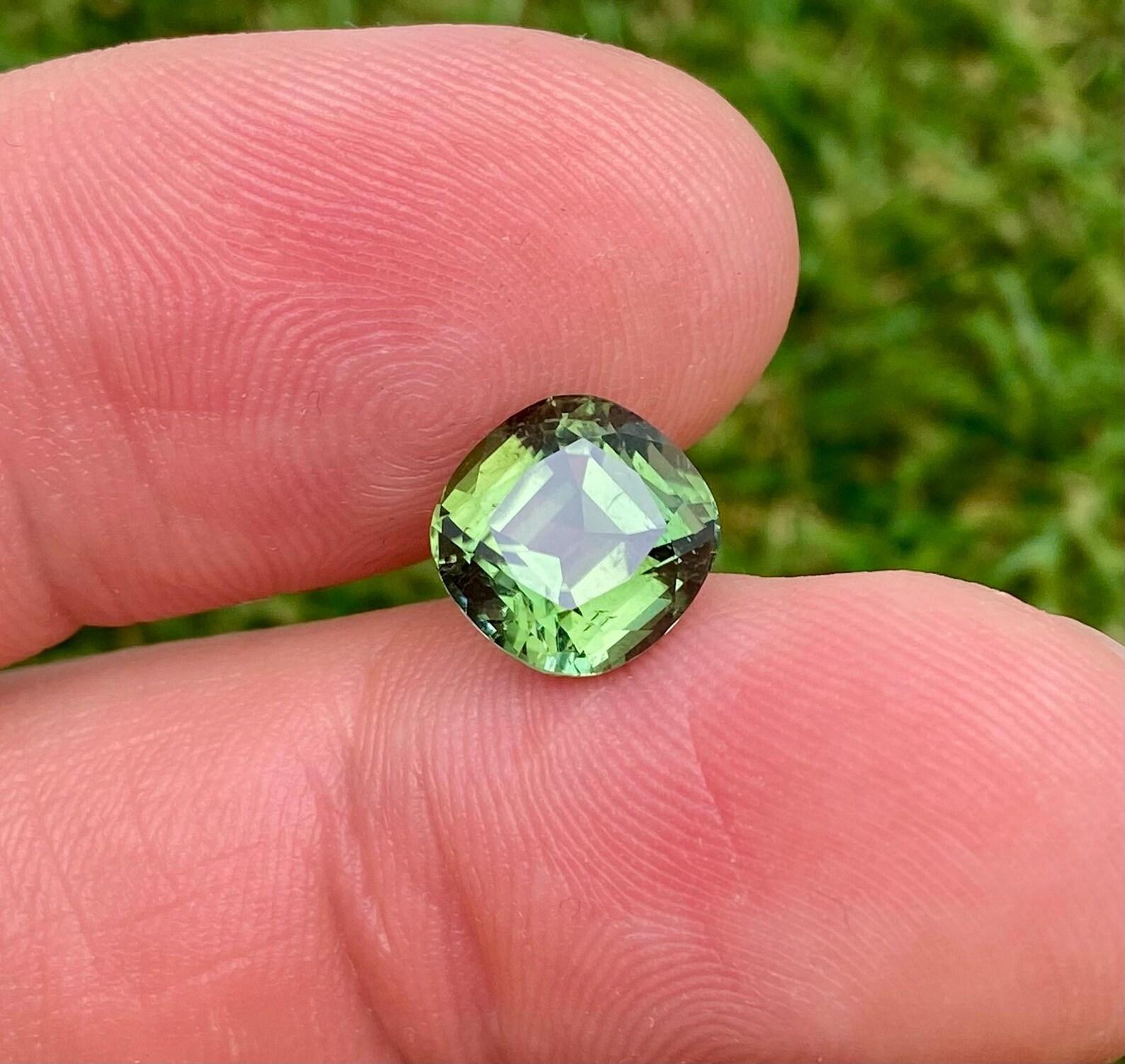 Pierre précieuse non sertie, tourmaline naturelle de 3,88 carats, coussin, Afghanistan, certificat en vente 5