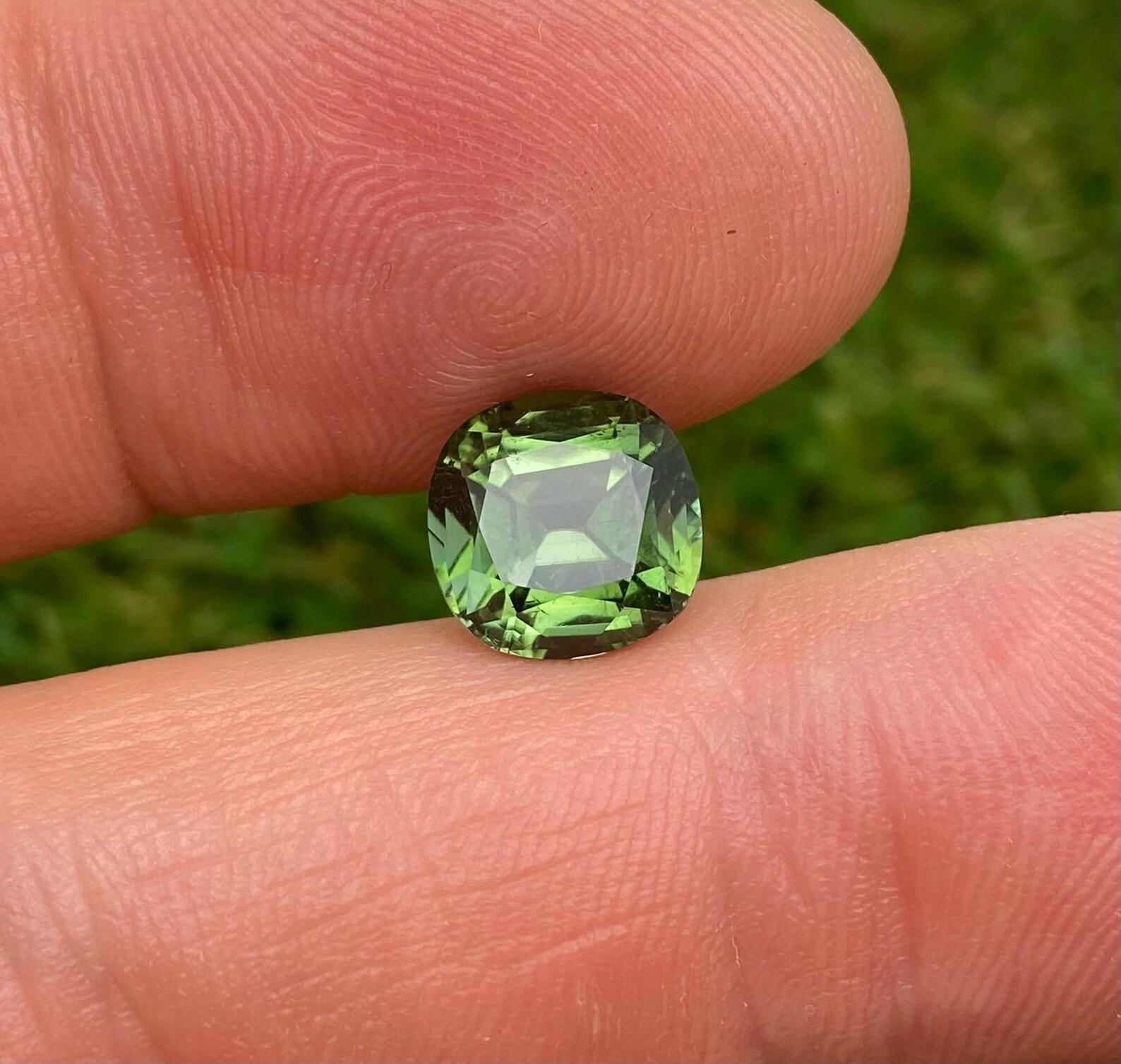 Taille coussin Pierre précieuse non sertie, tourmaline naturelle de 3,88 carats, coussin, Afghanistan, certificat en vente