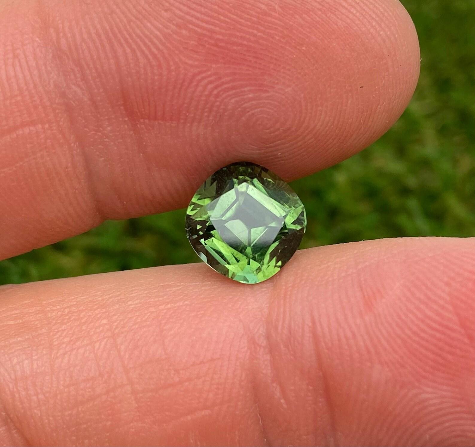 Pierre précieuse non sertie, tourmaline naturelle de 3,88 carats, coussin, Afghanistan, certificat Unisexe en vente