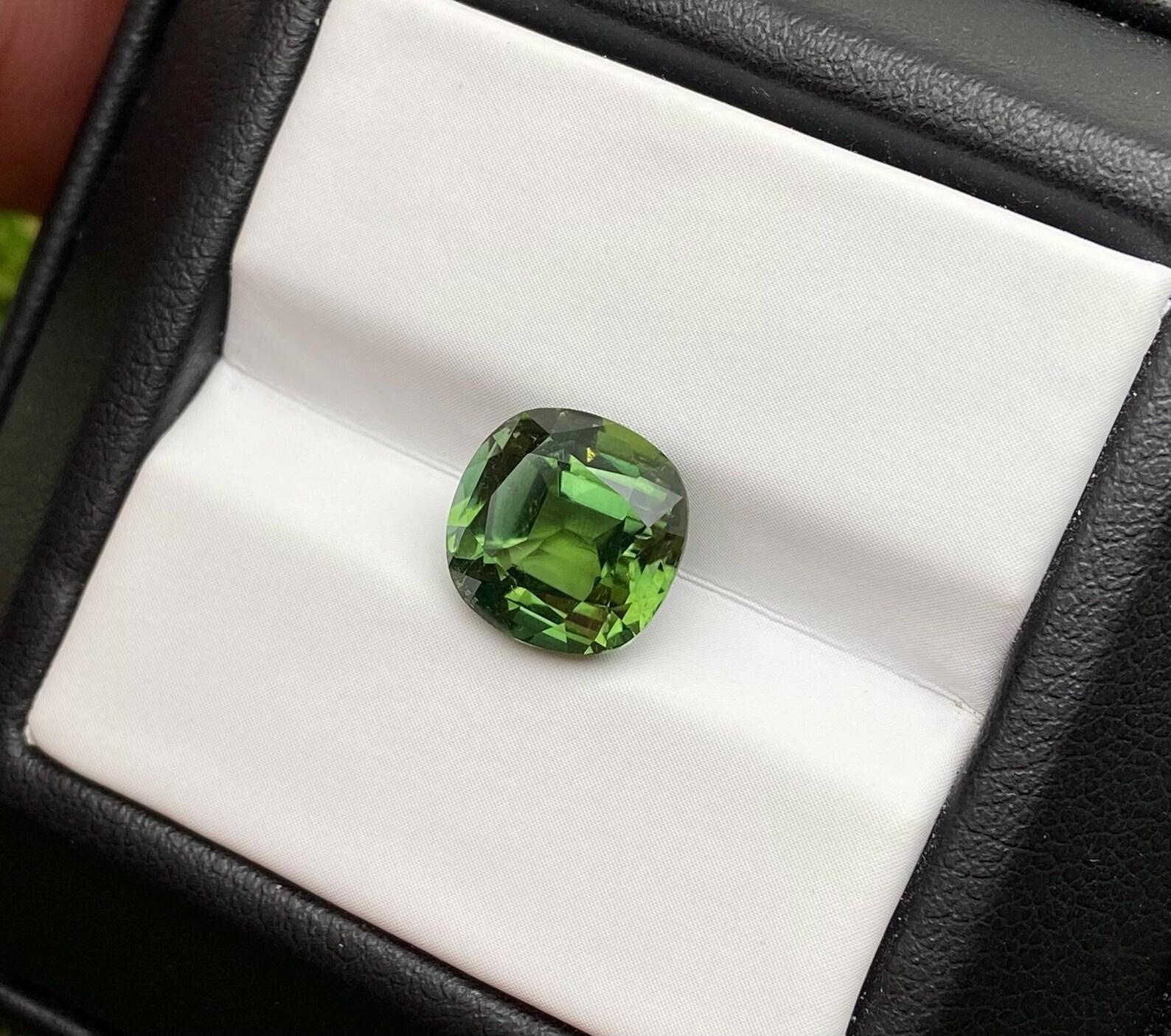 Pierre précieuse non sertie, tourmaline naturelle de 3,88 carats, coussin, Afghanistan, certificat en vente 1
